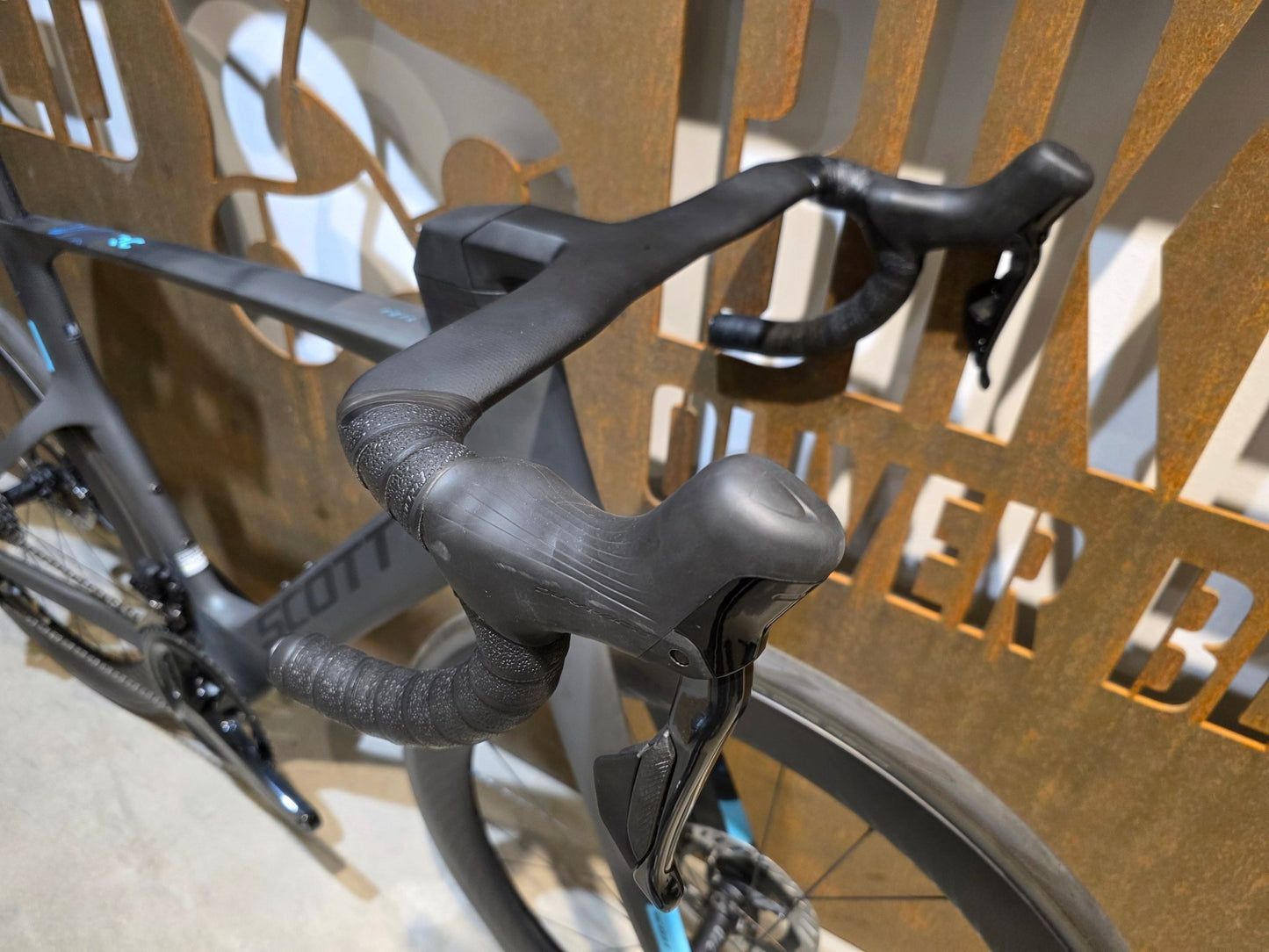 Rennrad von Scott, SCOTT FOIL RC PRO / M vor USEDBIKES - OB.DE Hintergrund