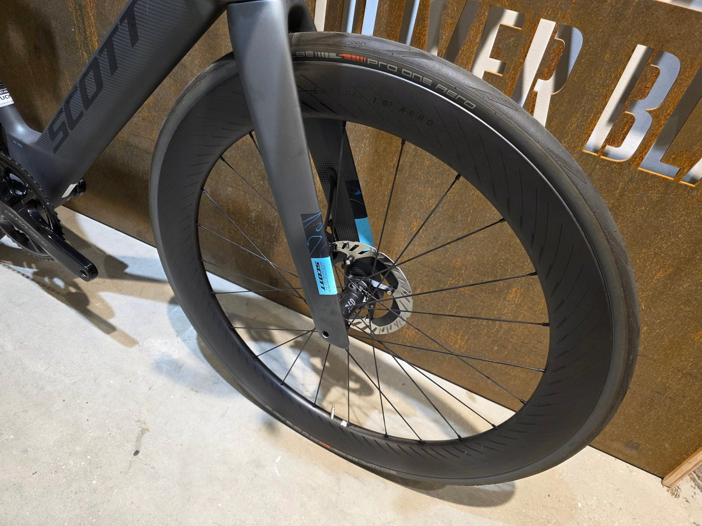 Rennrad von Scott, SCOTT FOIL RC PRO / M vor USEDBIKES - OB.DE Hintergrund