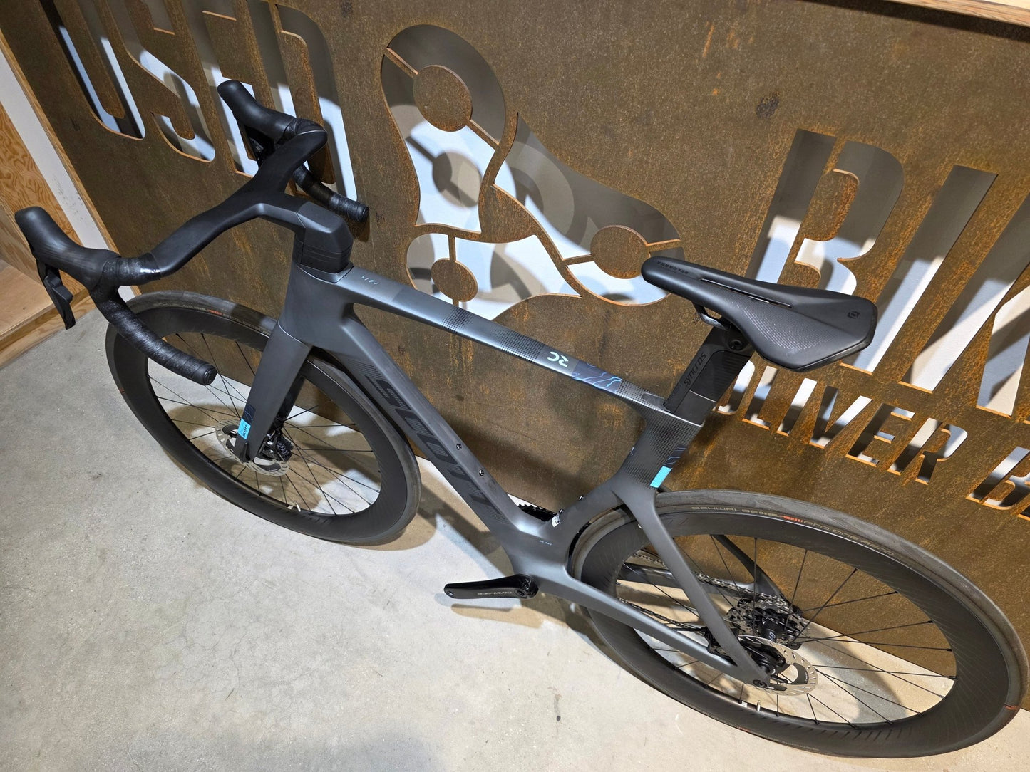 Rennrad von Scott, SCOTT FOIL RC PRO / M vor USEDBIKES - OB.DE Hintergrund