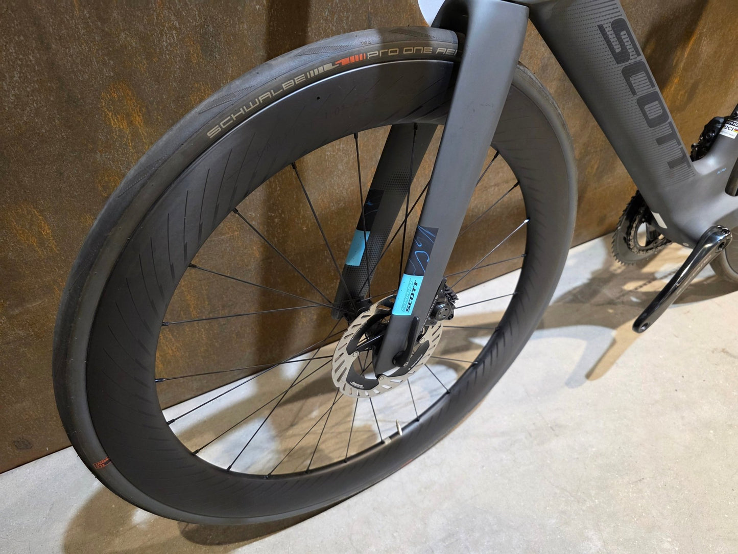 Rennrad von Scott, SCOTT FOIL RC PRO / M vor USEDBIKES - OB.DE Hintergrund