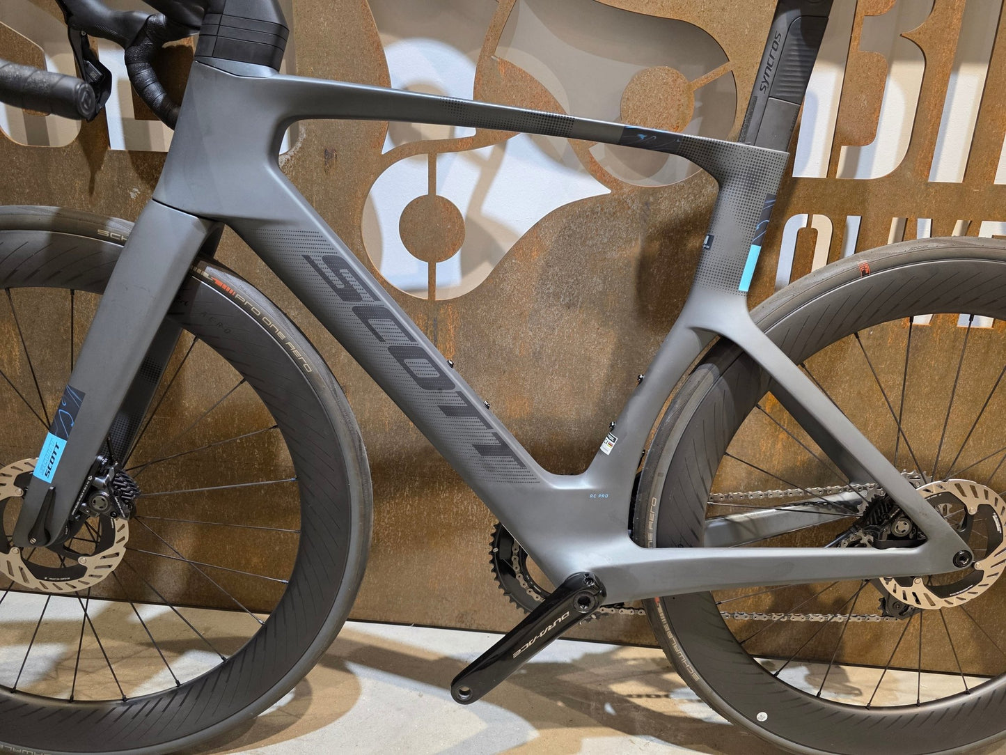 Rennrad von Scott, SCOTT FOIL RC PRO / M vor USEDBIKES - OB.DE Hintergrund