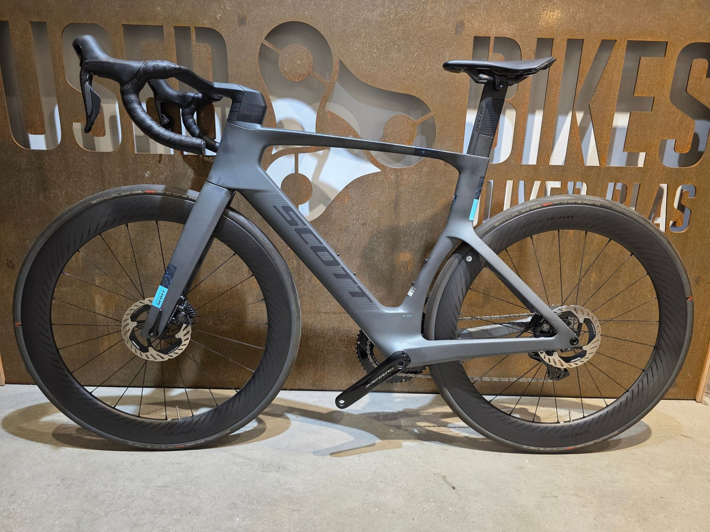 Rennrad von Scott, SCOTT FOIL RC PRO / M vor USEDBIKES - OB.DE Hintergrund