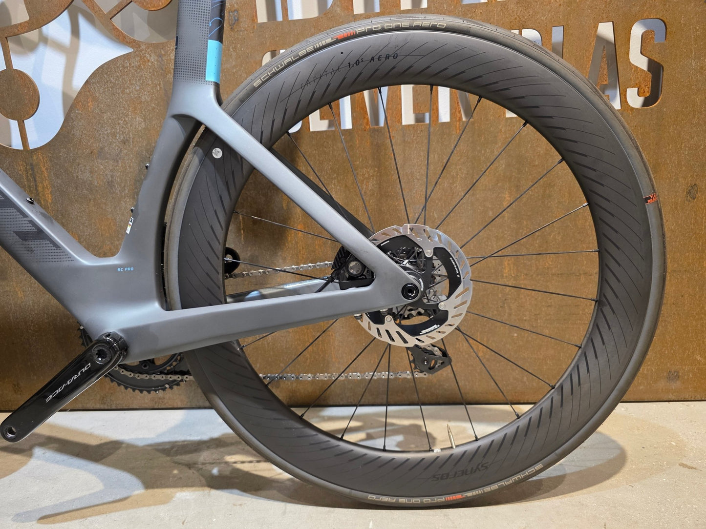 Rennrad von Scott, SCOTT FOIL RC PRO / M vor USEDBIKES - OB.DE Hintergrund