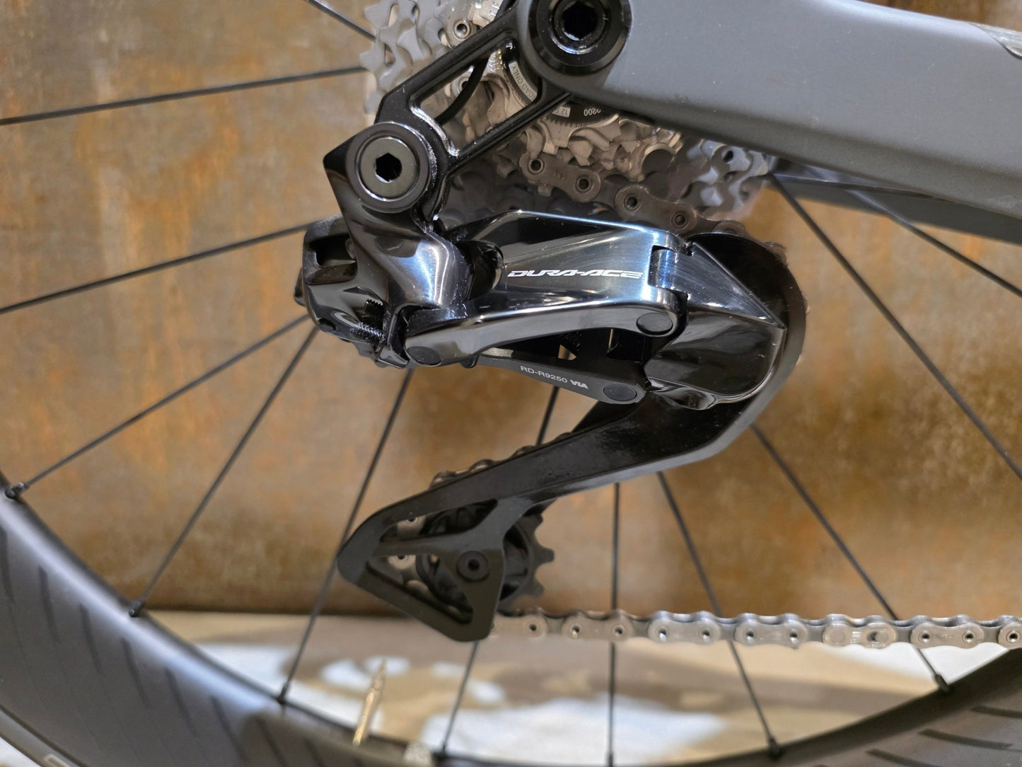 Rennrad von Scott, SCOTT FOIL RC PRO / M vor USEDBIKES - OB.DE Hintergrund