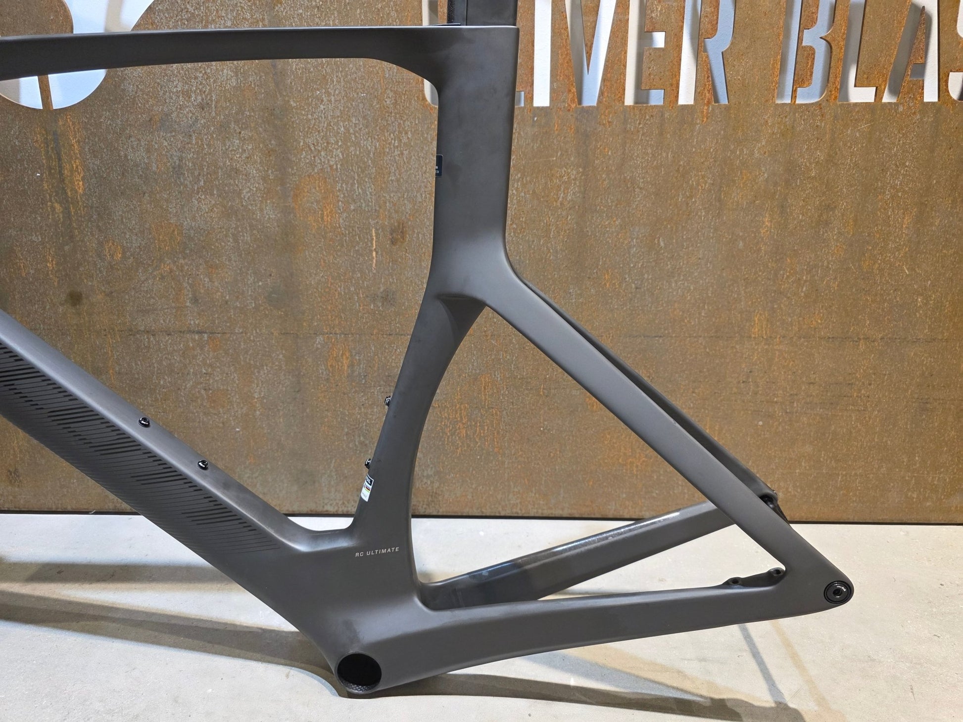 Rennradrahmen von Scott, SCOTT FOIL RC ULTIMATE HMX SL RAHMENSET / XL vor USEDBIKES - OB.DE Hintergrund