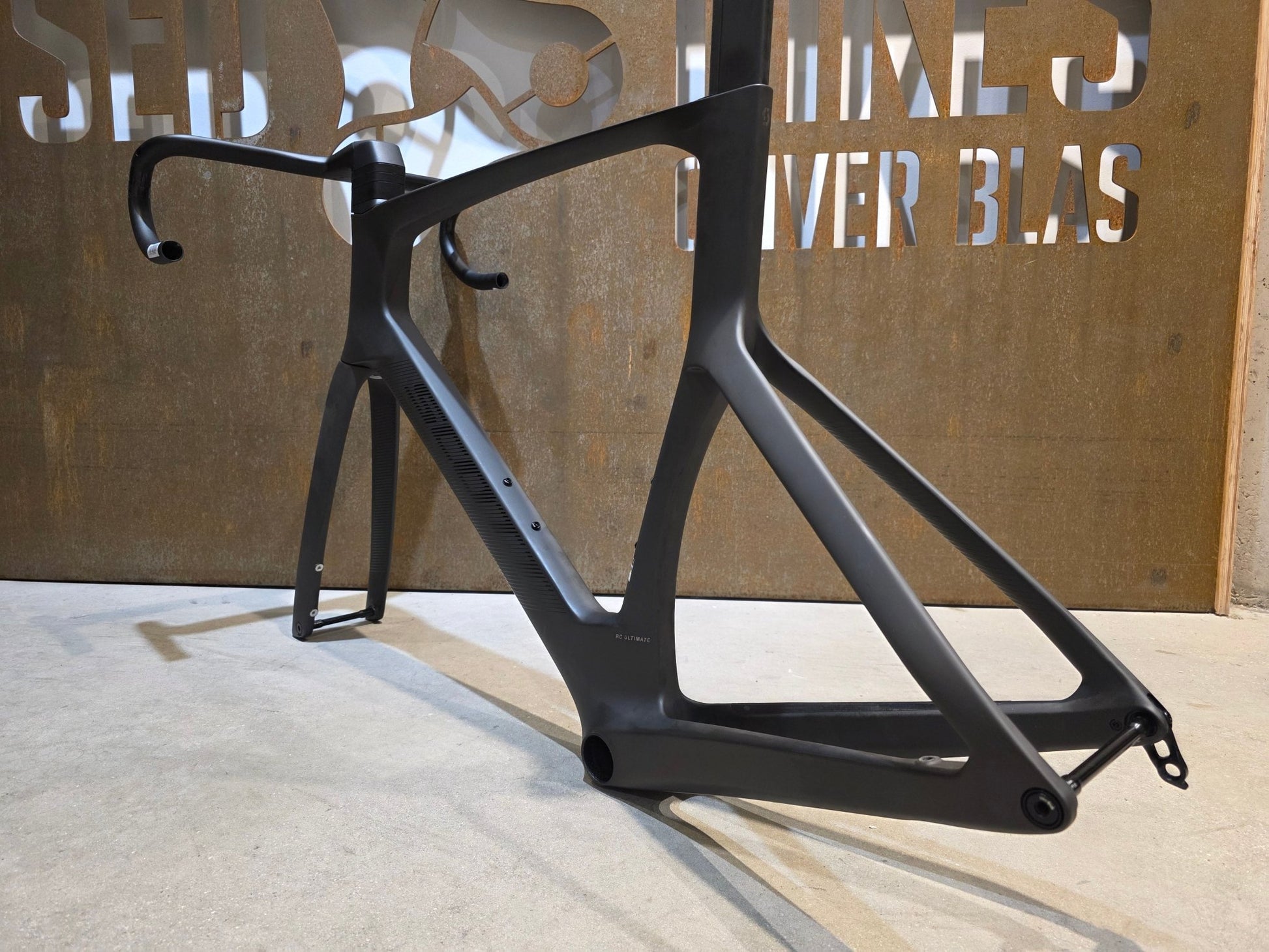 Rennradrahmen von Scott, SCOTT FOIL RC ULTIMATE HMX SL RAHMENSET / XL vor USEDBIKES - OB.DE Hintergrund