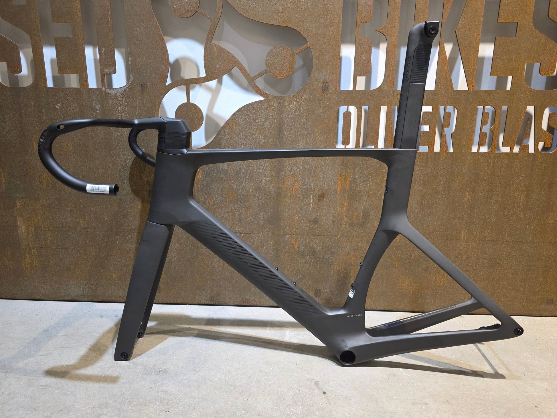 Rennradrahmen von Scott, SCOTT FOIL RC ULTIMATE HMX SL RAHMENSET / XL vor USEDBIKES - OB.DE Hintergrund