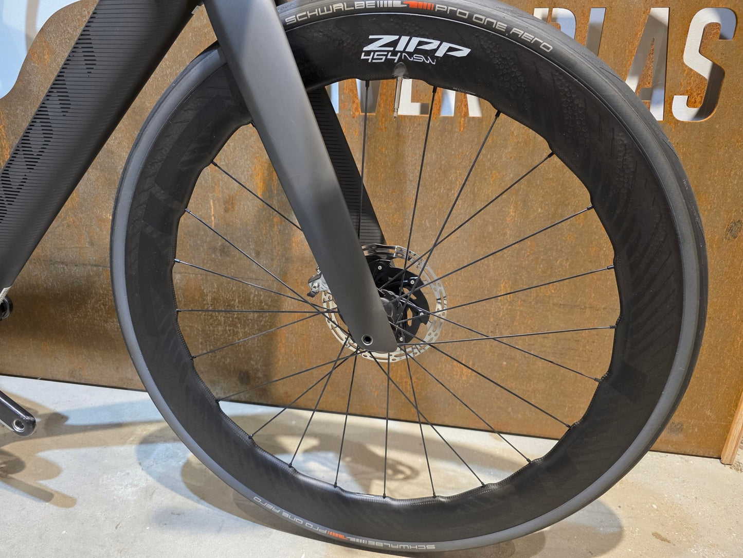 Rennrad von Scott, SCOTT FOIL RC ULTIMATE / XL vor USEDBIKES - OB.DE Hintergrund