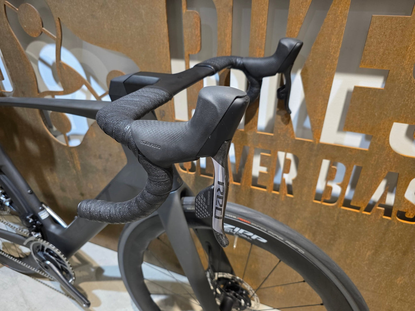 Rennrad von Scott, SCOTT FOIL RC ULTIMATE / XL vor USEDBIKES - OB.DE Hintergrund