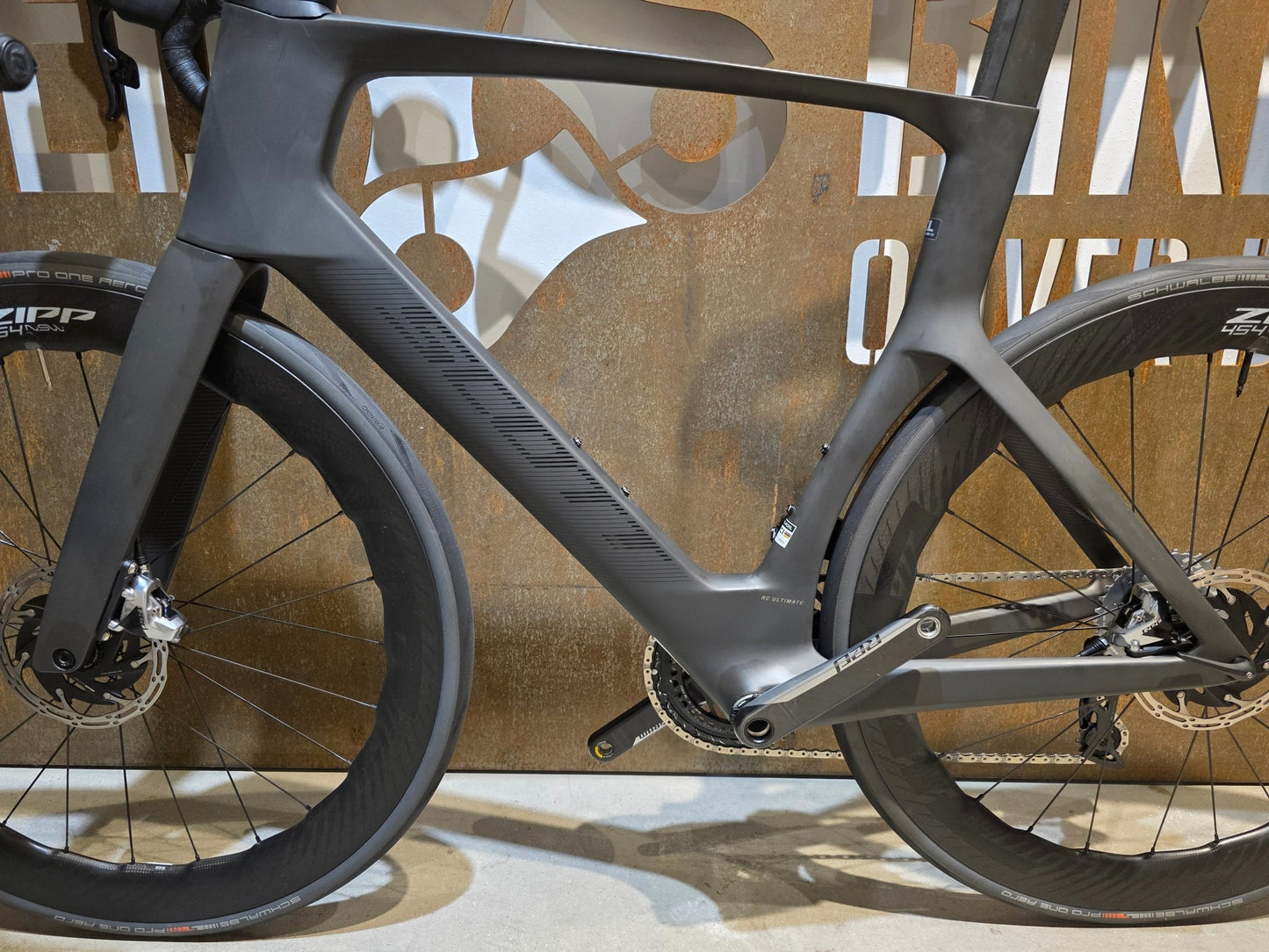 Rennrad von Scott, SCOTT FOIL RC ULTIMATE / XL vor USEDBIKES - OB.DE Hintergrund