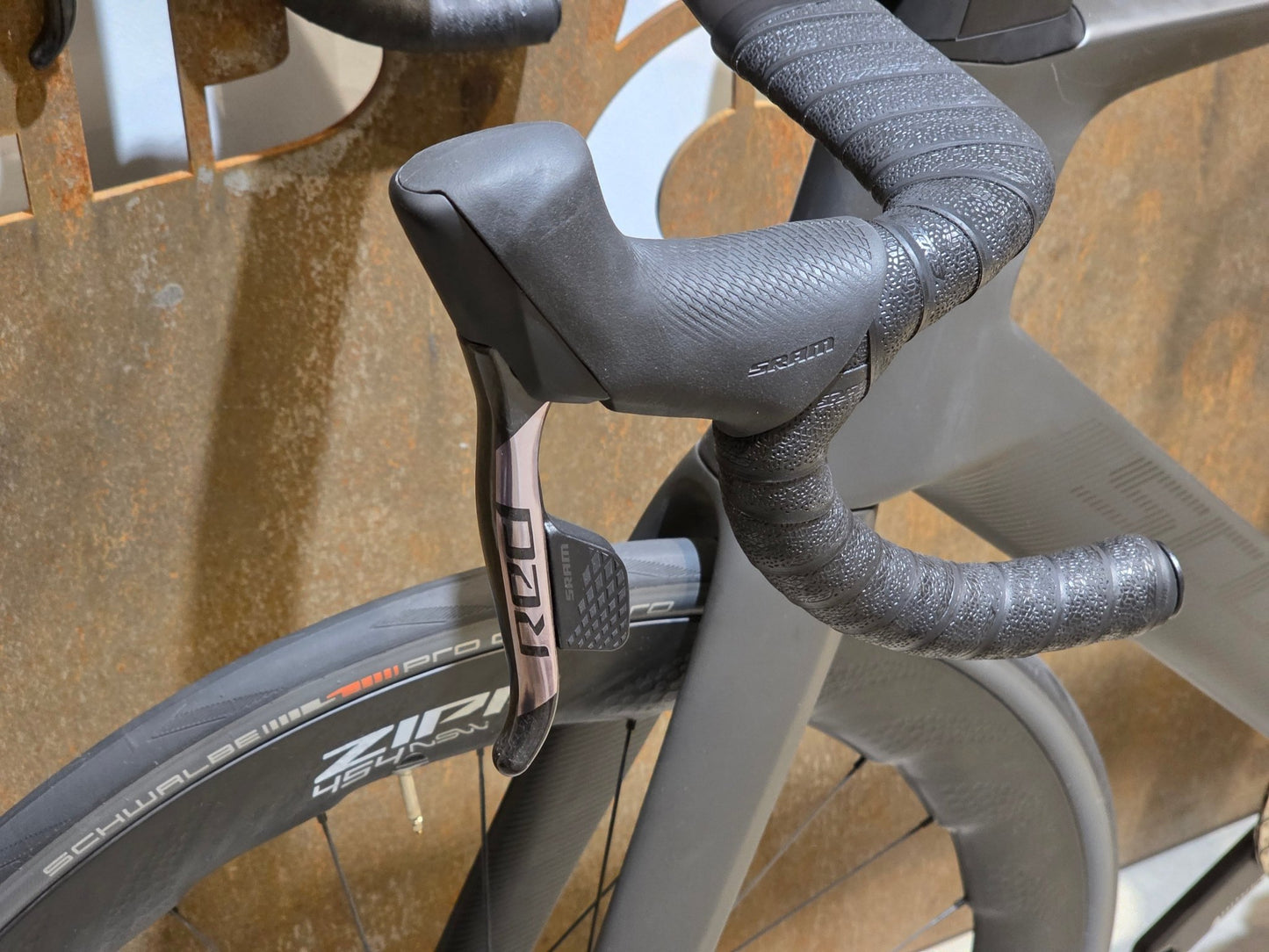 Rennrad von Scott, SCOTT FOIL RC ULTIMATE / XL vor USEDBIKES - OB.DE Hintergrund
