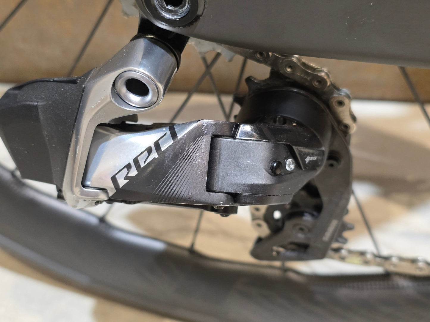 Rennrad von Scott, SCOTT FOIL RC ULTIMATE / XL vor USEDBIKES - OB.DE Hintergrund