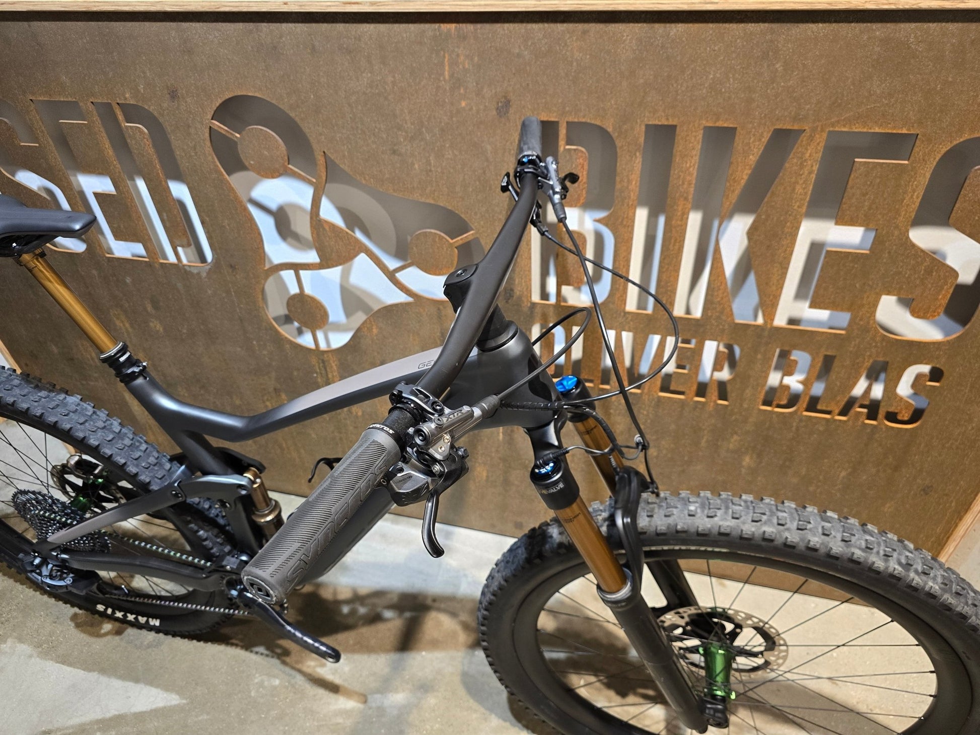 Mountainbike von Scott, SCOTT GENIUS 900 ULTIMATE / L in variant_title vor USEDBIKES - OB.DE Hintergrund