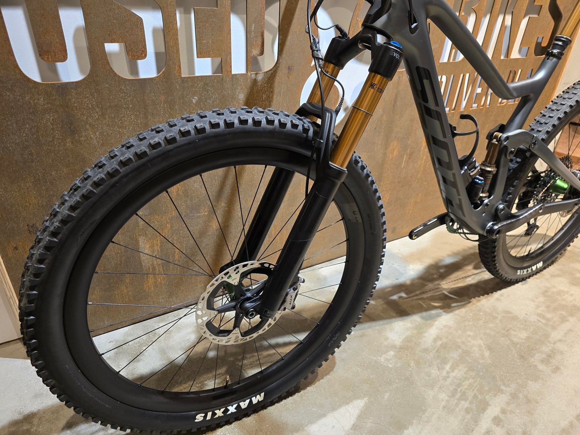 Mountainbike von Scott, SCOTT GENIUS 900 ULTIMATE / L in variant_title vor USEDBIKES - OB.DE Hintergrund