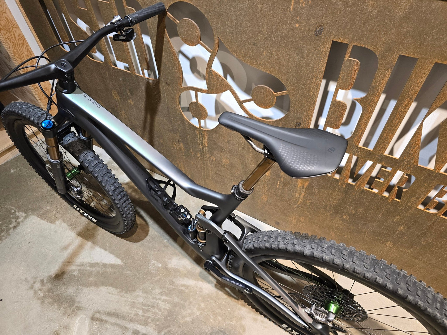 Mountainbike von Scott, SCOTT GENIUS 900 ULTIMATE / L in variant_title vor USEDBIKES - OB.DE Hintergrund