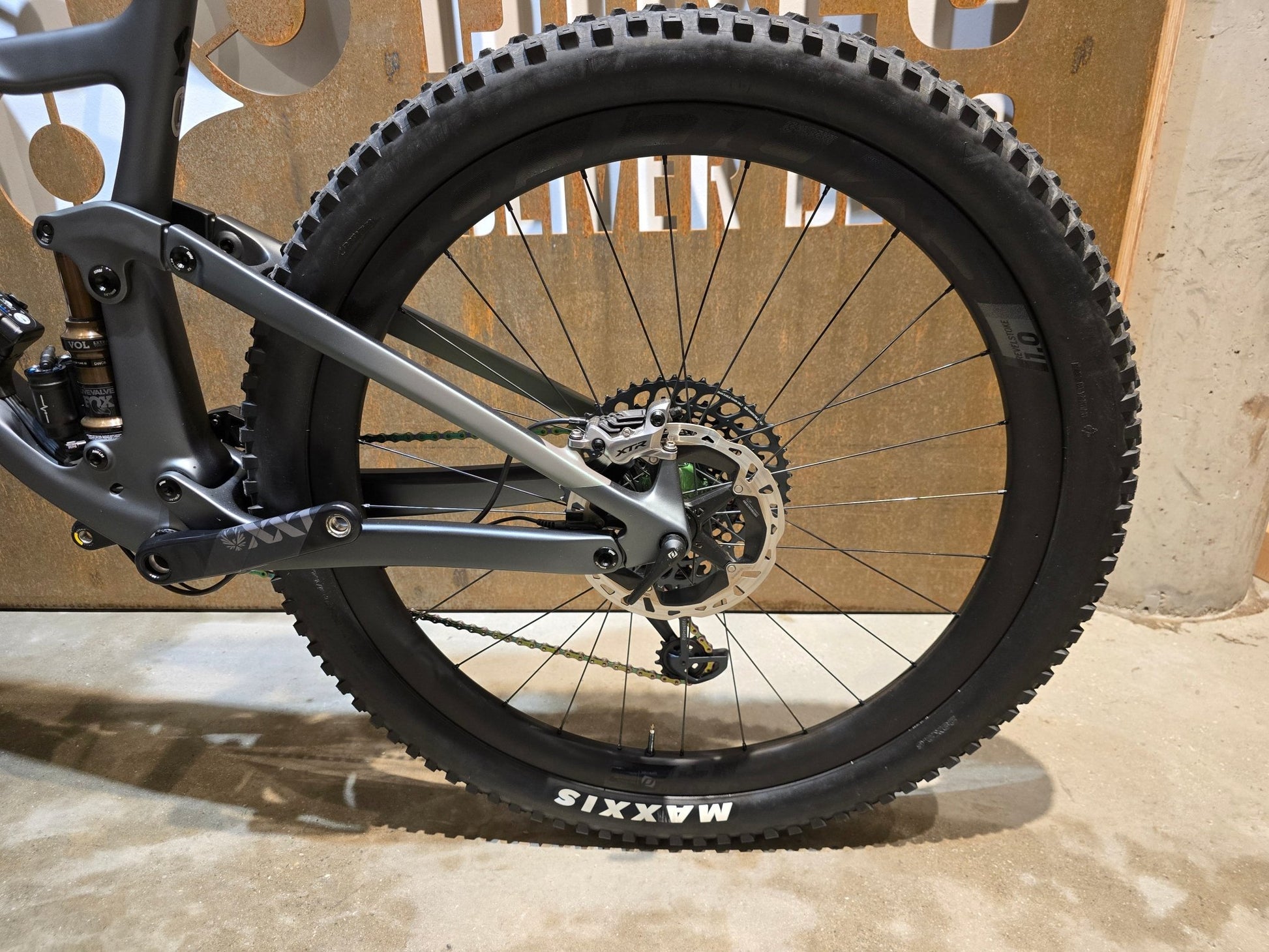 Mountainbike von Scott, SCOTT GENIUS 900 ULTIMATE / L in variant_title vor USEDBIKES - OB.DE Hintergrund