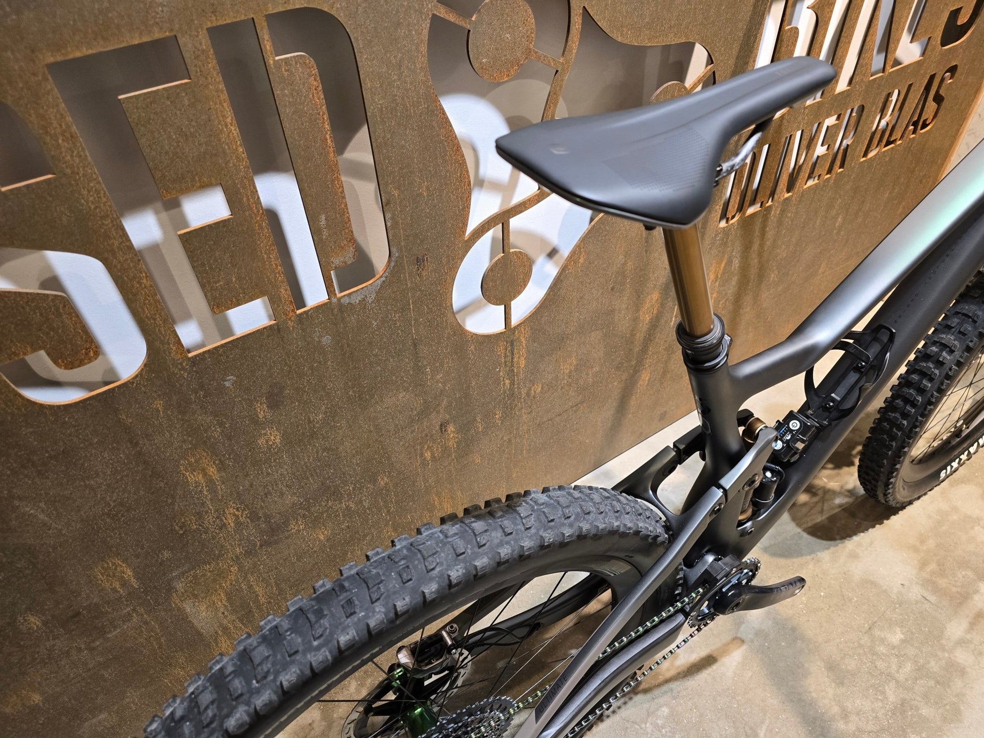 Mountainbike von Scott, SCOTT GENIUS 900 ULTIMATE / L in variant_title vor USEDBIKES - OB.DE Hintergrund