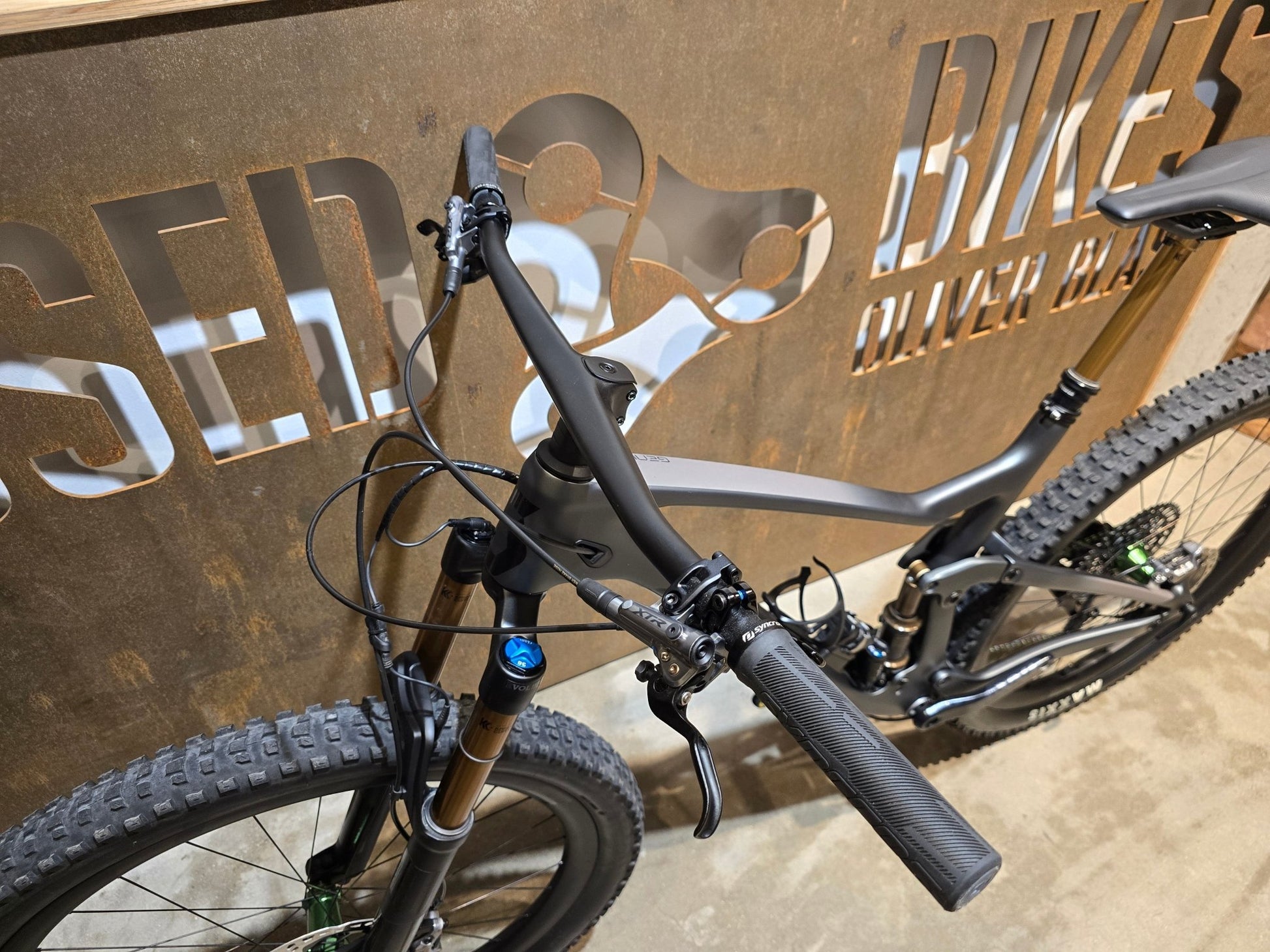 Mountainbike von Scott, SCOTT GENIUS 900 ULTIMATE / L in variant_title vor USEDBIKES - OB.DE Hintergrund