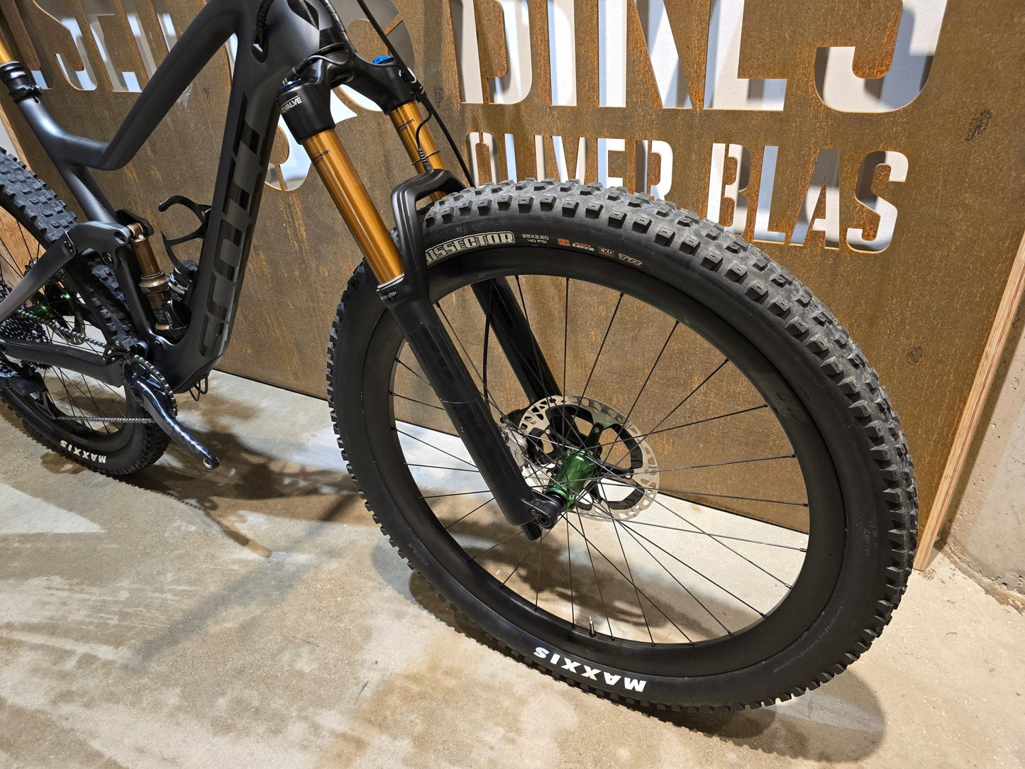 Mountainbike von Scott, SCOTT GENIUS 900 ULTIMATE / L in variant_title vor USEDBIKES - OB.DE Hintergrund