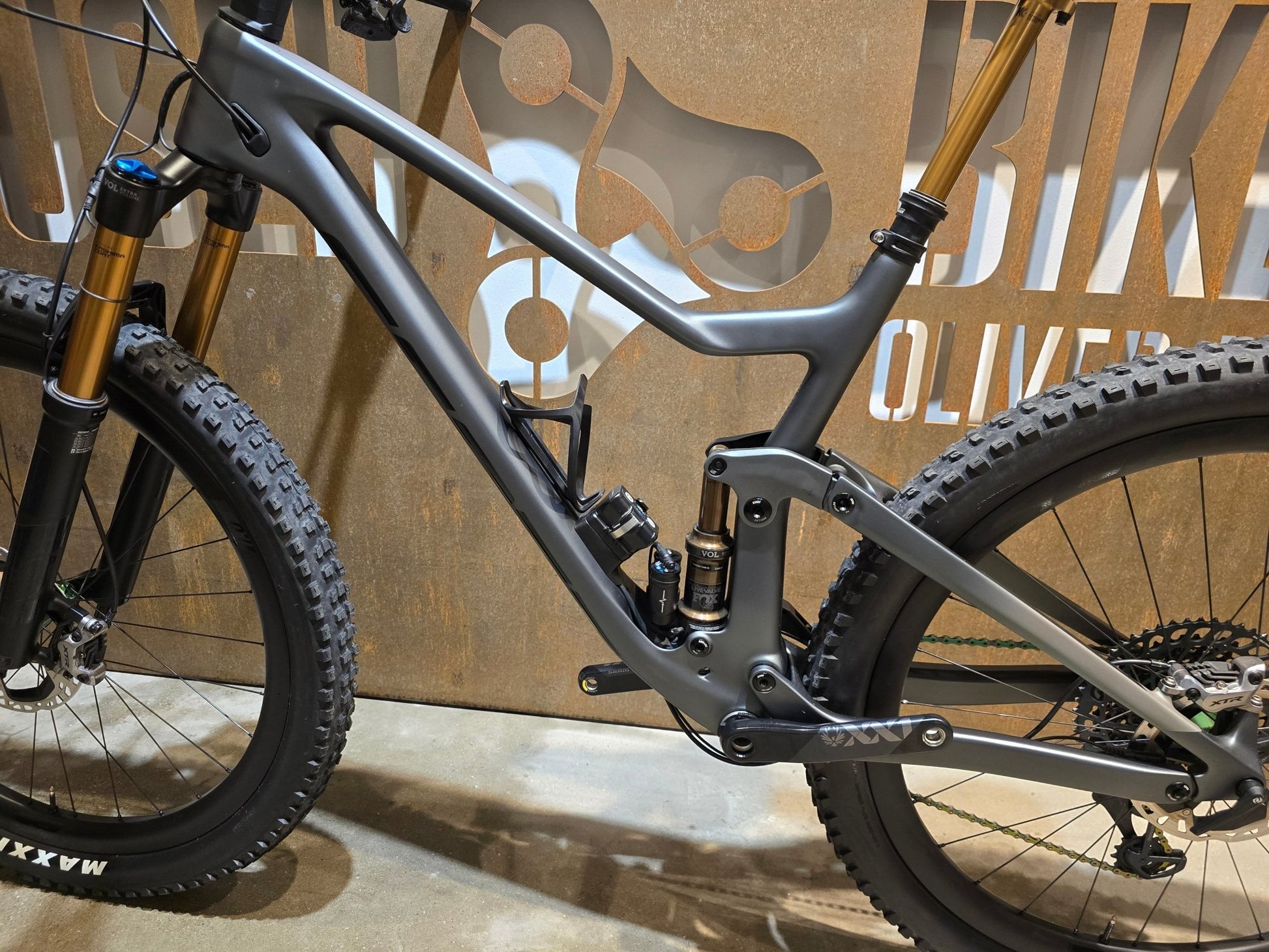 Mountainbike von Scott, SCOTT GENIUS 900 ULTIMATE / L in variant_title vor USEDBIKES - OB.DE Hintergrund