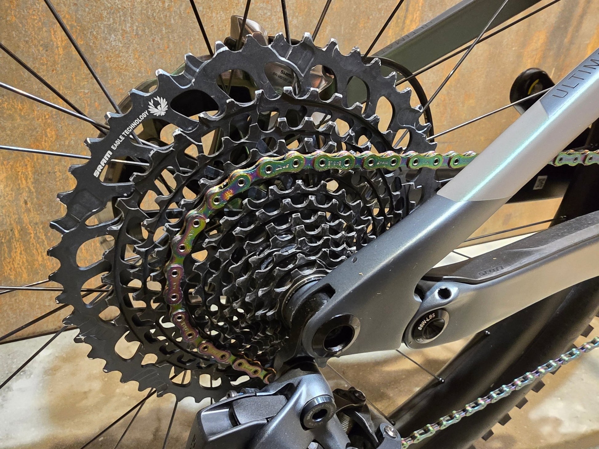 Mountainbike von Scott, SCOTT GENIUS 900 ULTIMATE / L in variant_title vor USEDBIKES - OB.DE Hintergrund