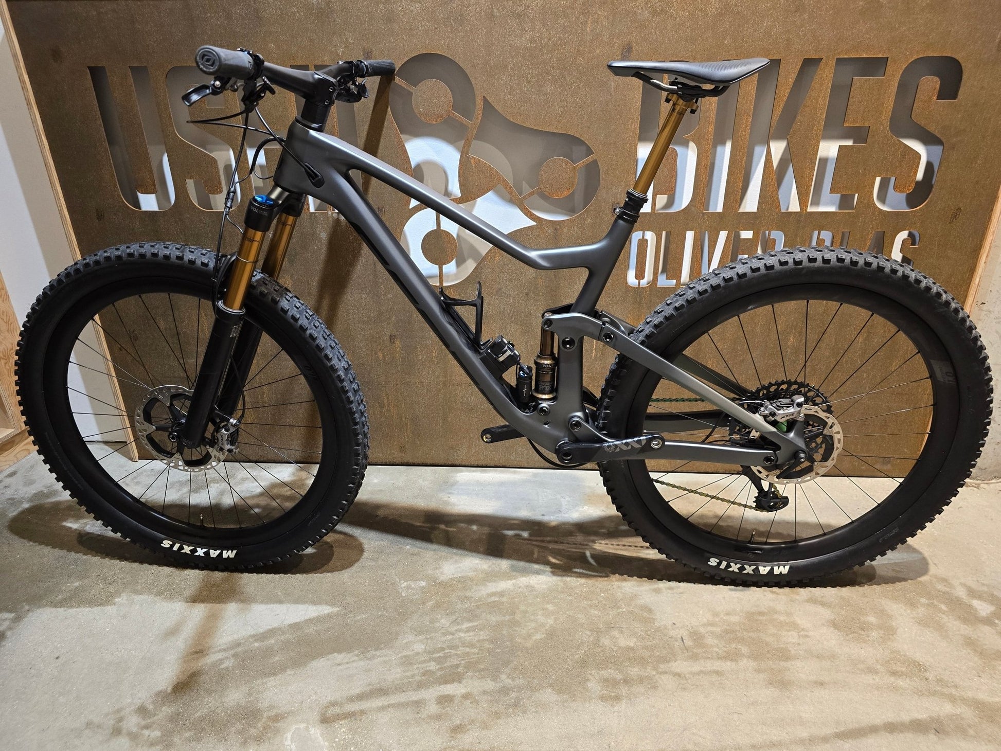 Mountainbike von Scott, SCOTT GENIUS 900 ULTIMATE / L in variant_title vor USEDBIKES - OB.DE Hintergrund