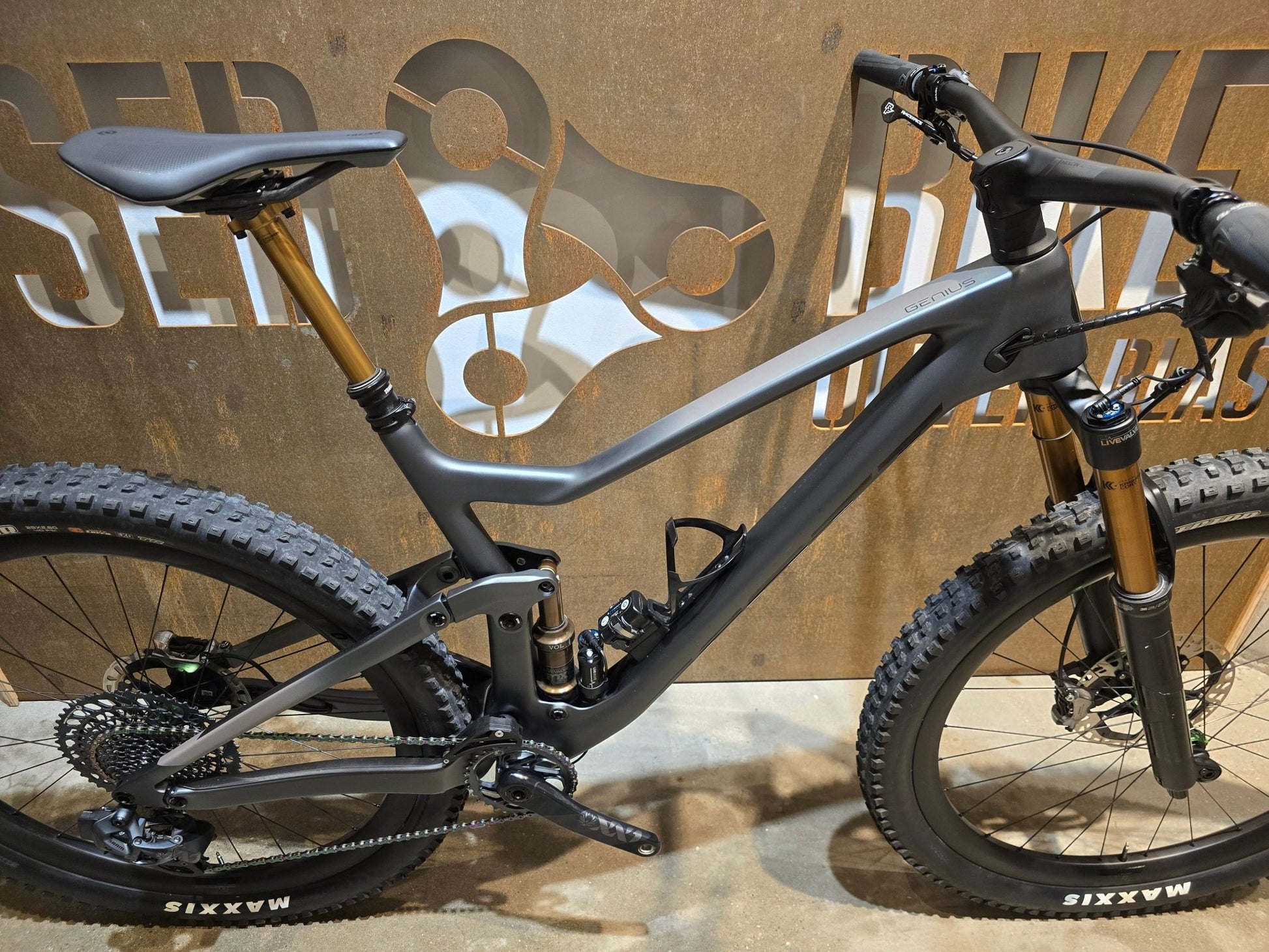 Mountainbike von Scott, SCOTT GENIUS 900 ULTIMATE / L in variant_title vor USEDBIKES - OB.DE Hintergrund