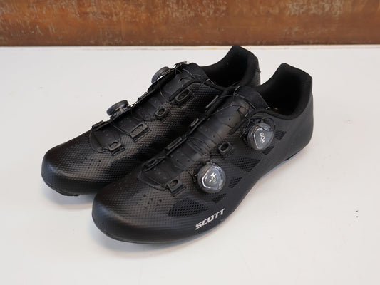 RR-Herrenschuhe von Scott, SCOTT ROAD VERTEC BOA / HIGH-END RENNRADSCHUHE / GR. 46 / BLACK SILVER vor USEDBIKES-OB.DE Hintergrund