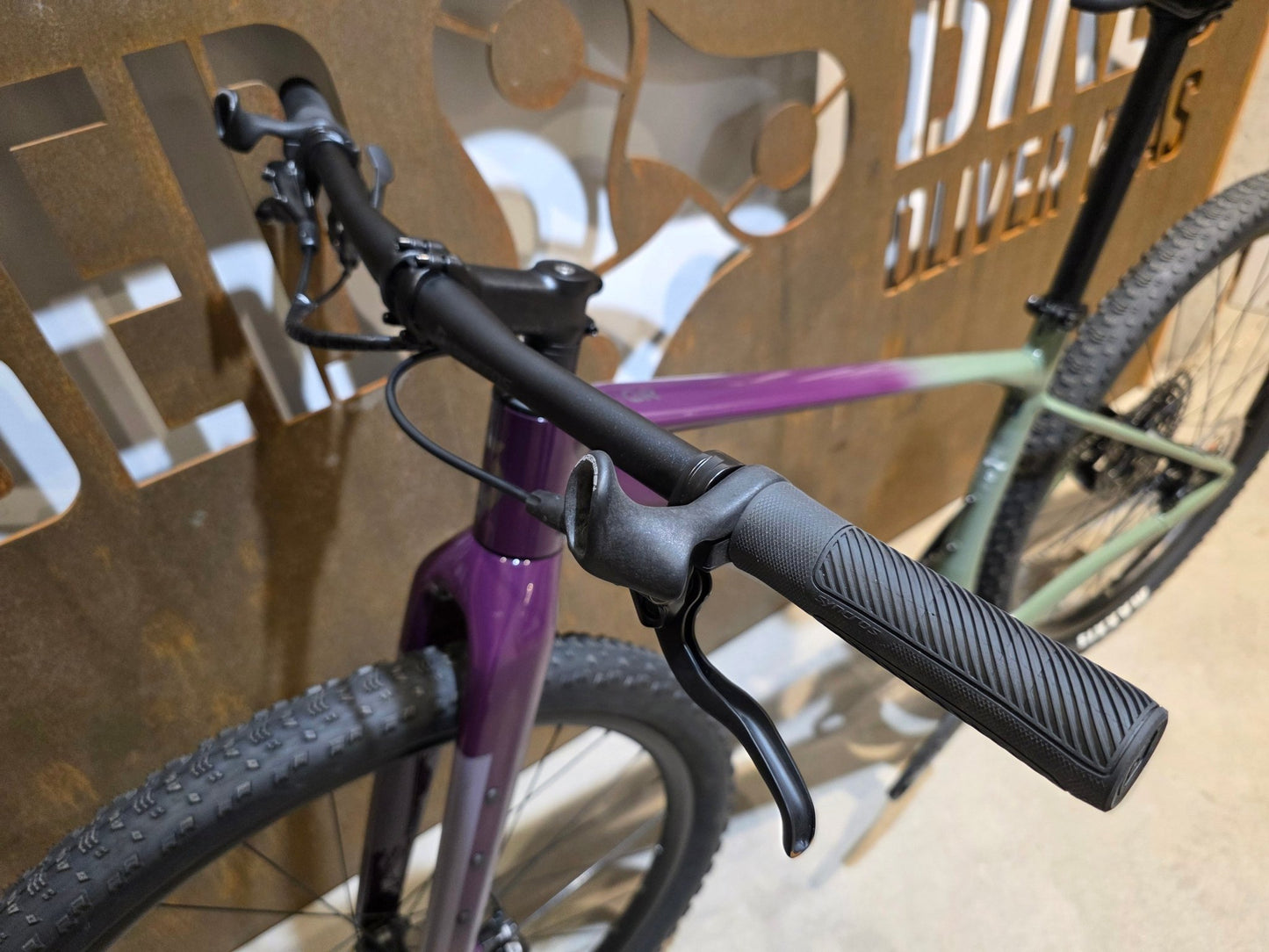 Mountainbike von Scott, SCOTT SCALE GRAVEL 20 / OLIVINE GREEN / BLACKBERRY PURPL / M vor USEDBIKES - OB.DE Hintergrund