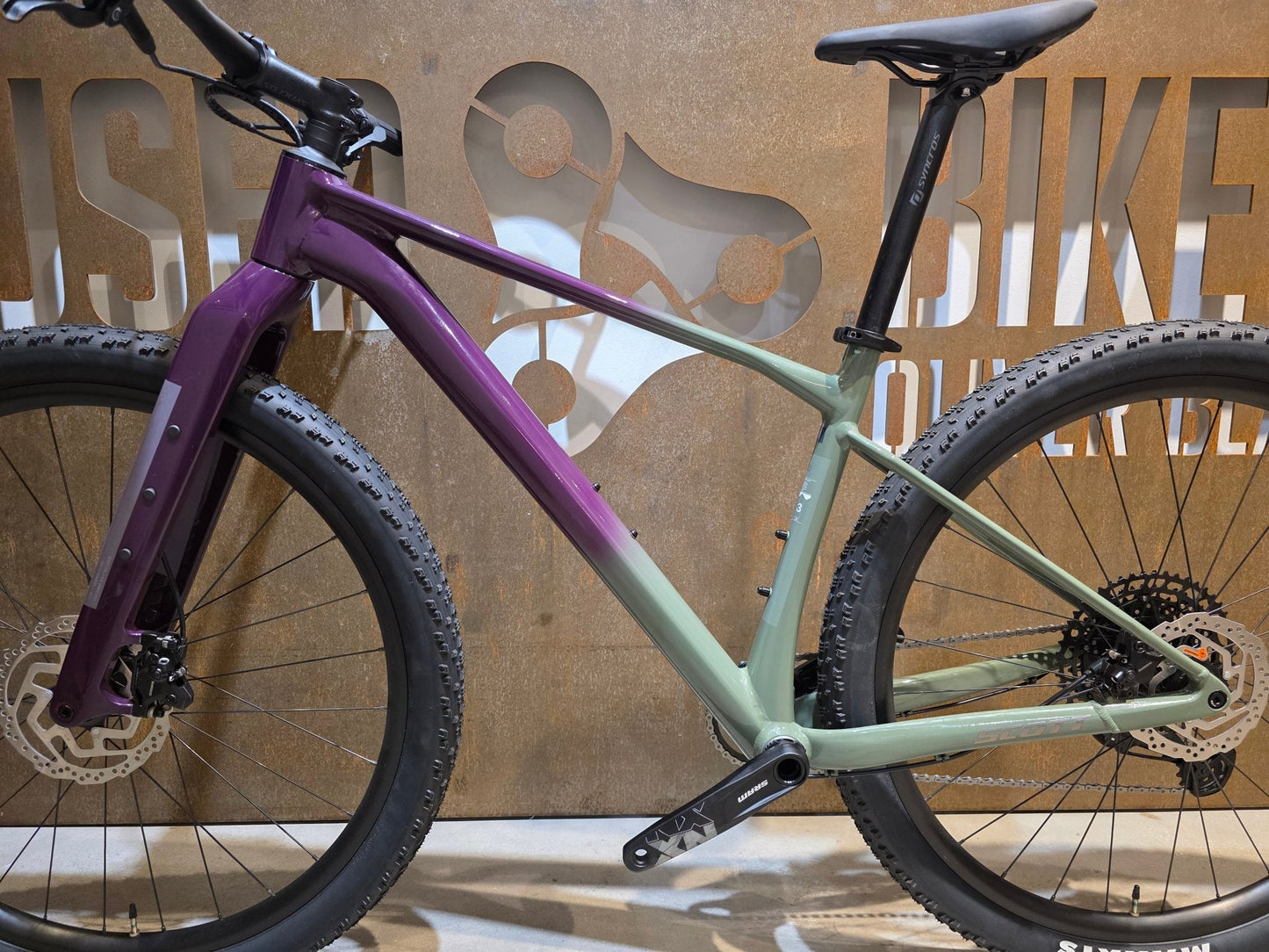 Mountainbike von Scott, SCOTT SCALE GRAVEL 20 / OLIVINE GREEN / BLACKBERRY PURPL / M vor USEDBIKES - OB.DE Hintergrund