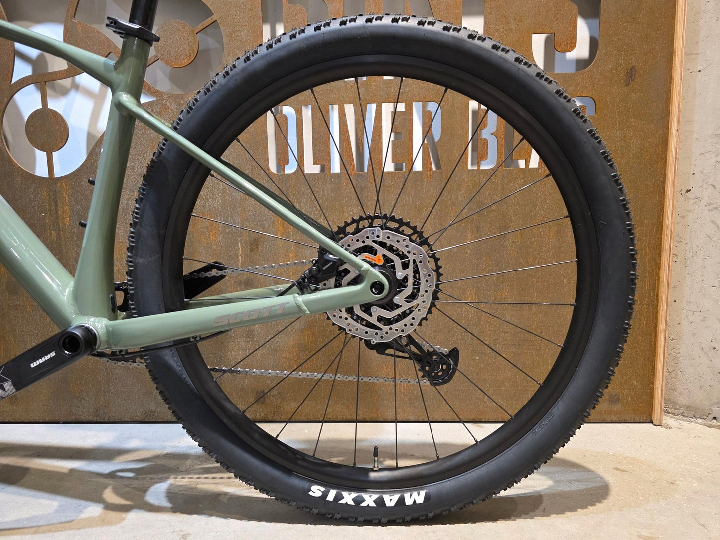 Mountainbike von Scott, SCOTT SCALE GRAVEL 20 / OLIVINE GREEN / BLACKBERRY PURPL / M vor USEDBIKES - OB.DE Hintergrund