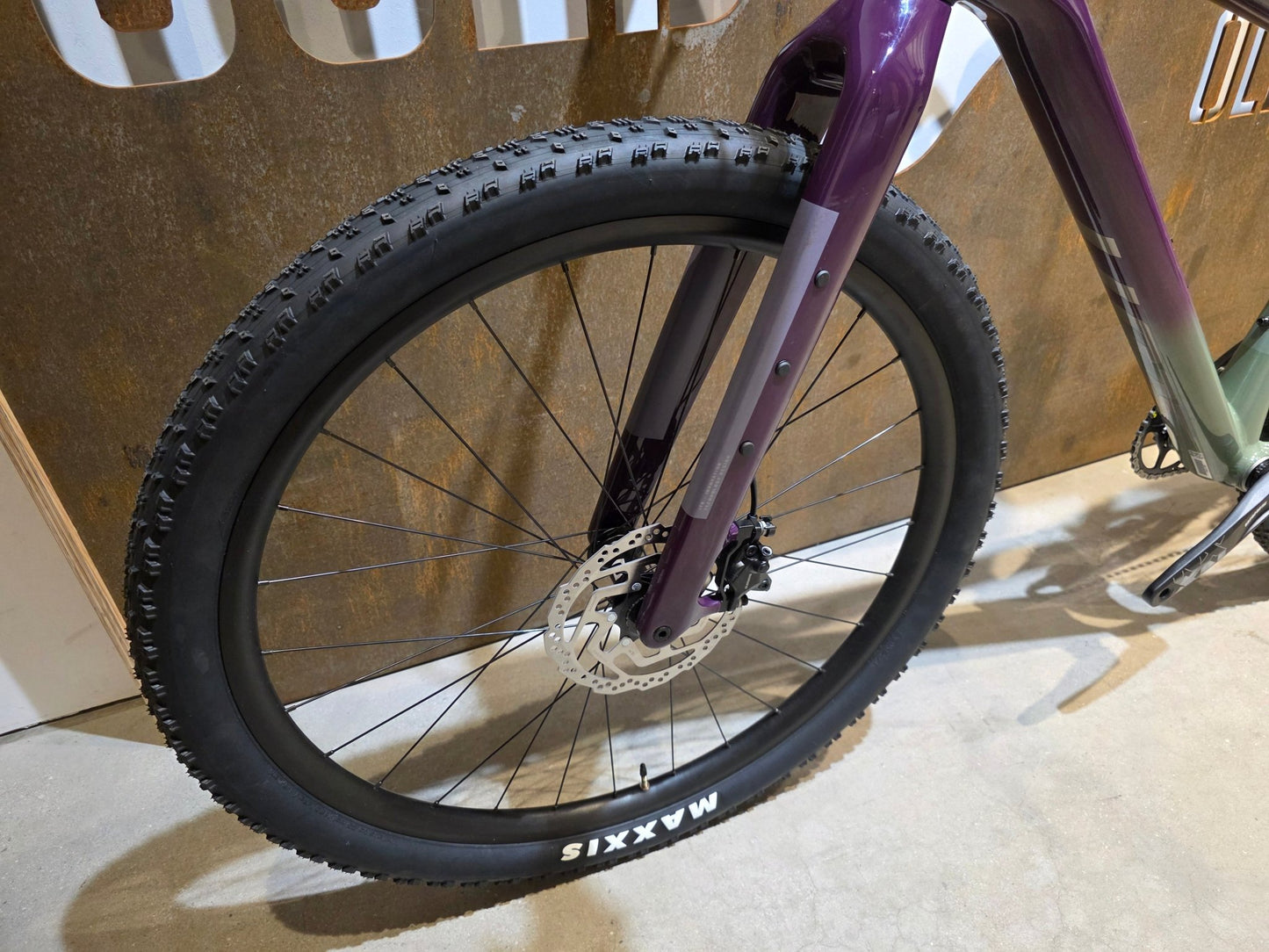 Mountainbike von Scott, SCOTT SCALE GRAVEL 20 / OLIVINE GREEN / BLACKBERRY PURPL / M vor USEDBIKES - OB.DE Hintergrund