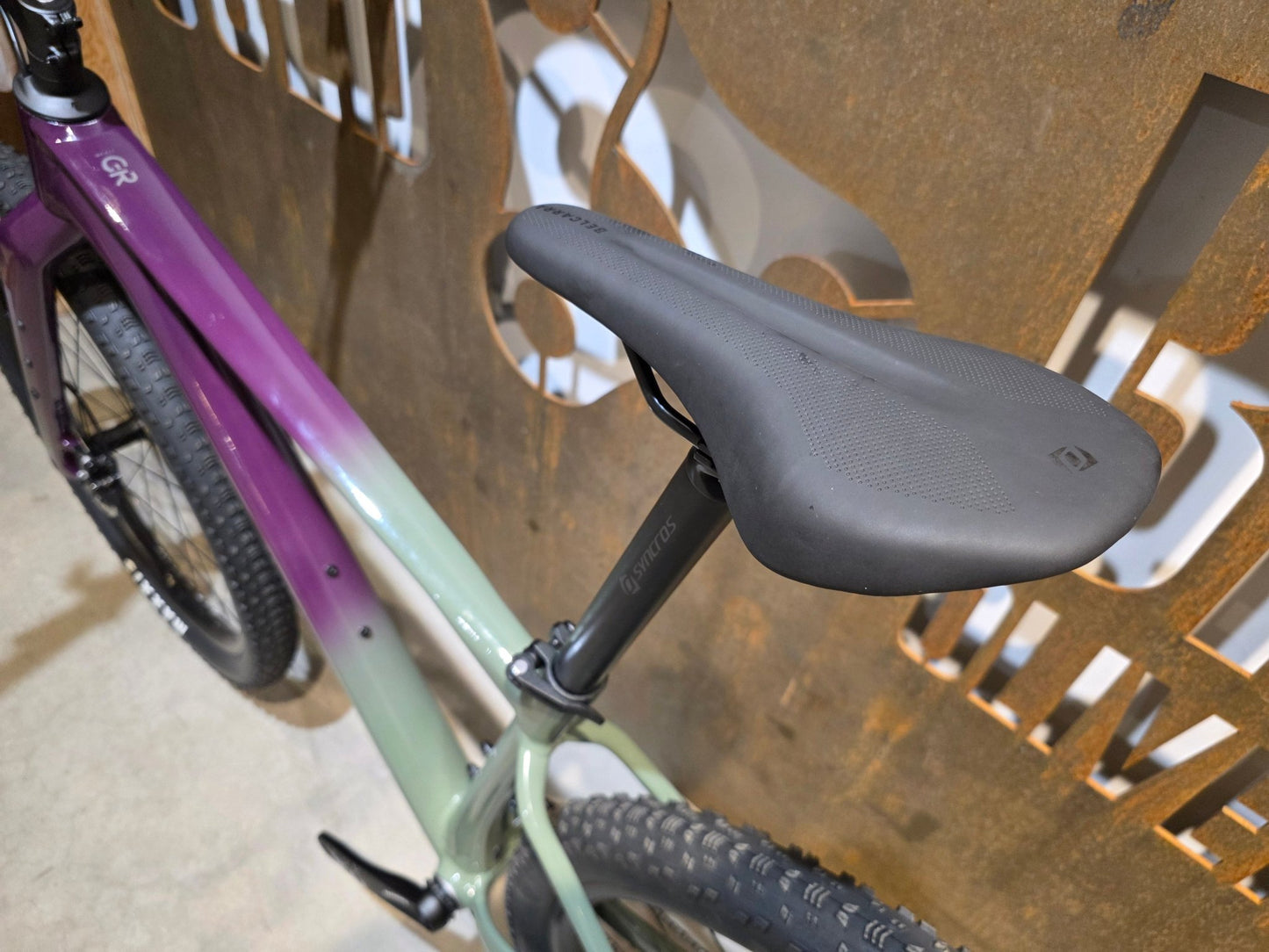 Mountainbike von Scott, SCOTT SCALE GRAVEL 20 / OLIVINE GREEN / BLACKBERRY PURPL / M vor USEDBIKES - OB.DE Hintergrund
