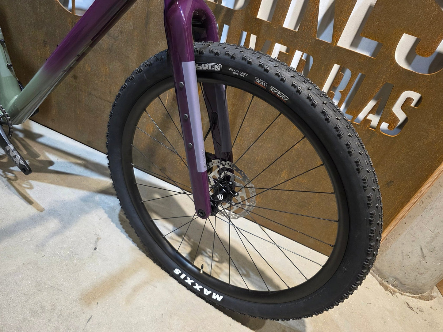 Mountainbike von Scott, SCOTT SCALE GRAVEL 20 / OLIVINE GREEN / BLACKBERRY PURPL / M vor USEDBIKES - OB.DE Hintergrund