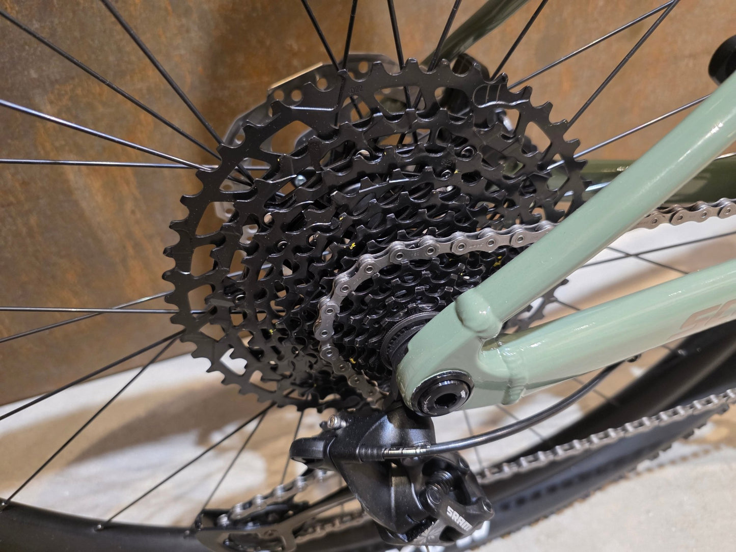 Mountainbike von Scott, SCOTT SCALE GRAVEL 20 / OLIVINE GREEN / BLACKBERRY PURPL / M vor USEDBIKES - OB.DE Hintergrund