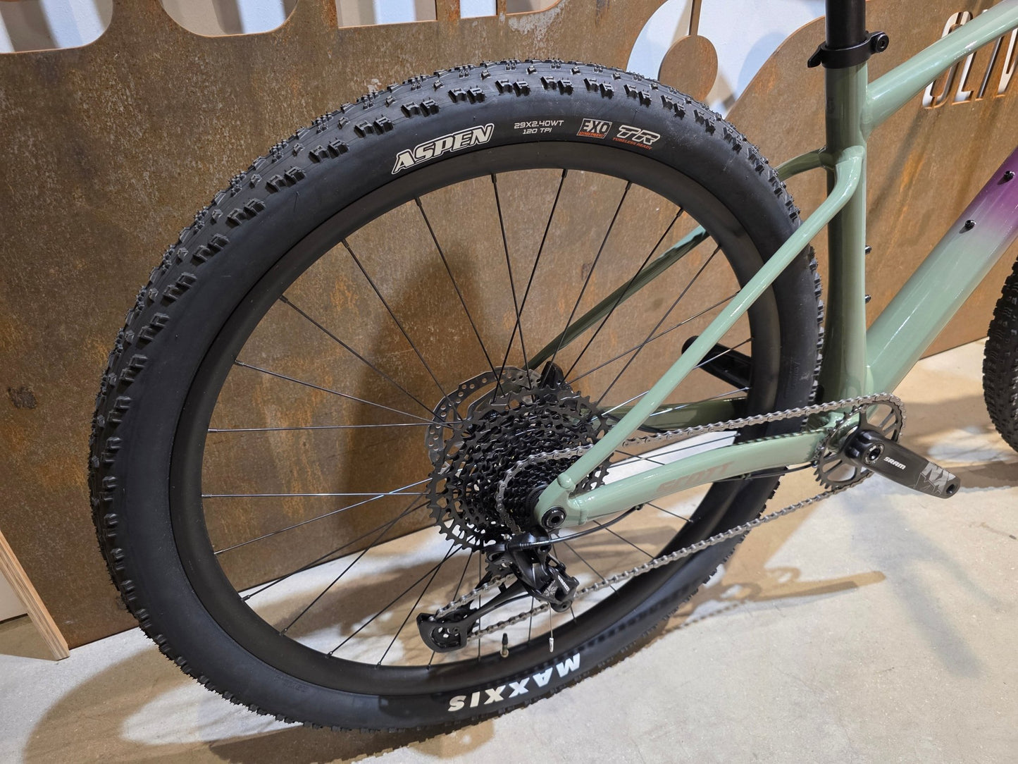 Mountainbike von Scott, SCOTT SCALE GRAVEL 20 / OLIVINE GREEN / BLACKBERRY PURPL / M vor USEDBIKES - OB.DE Hintergrund