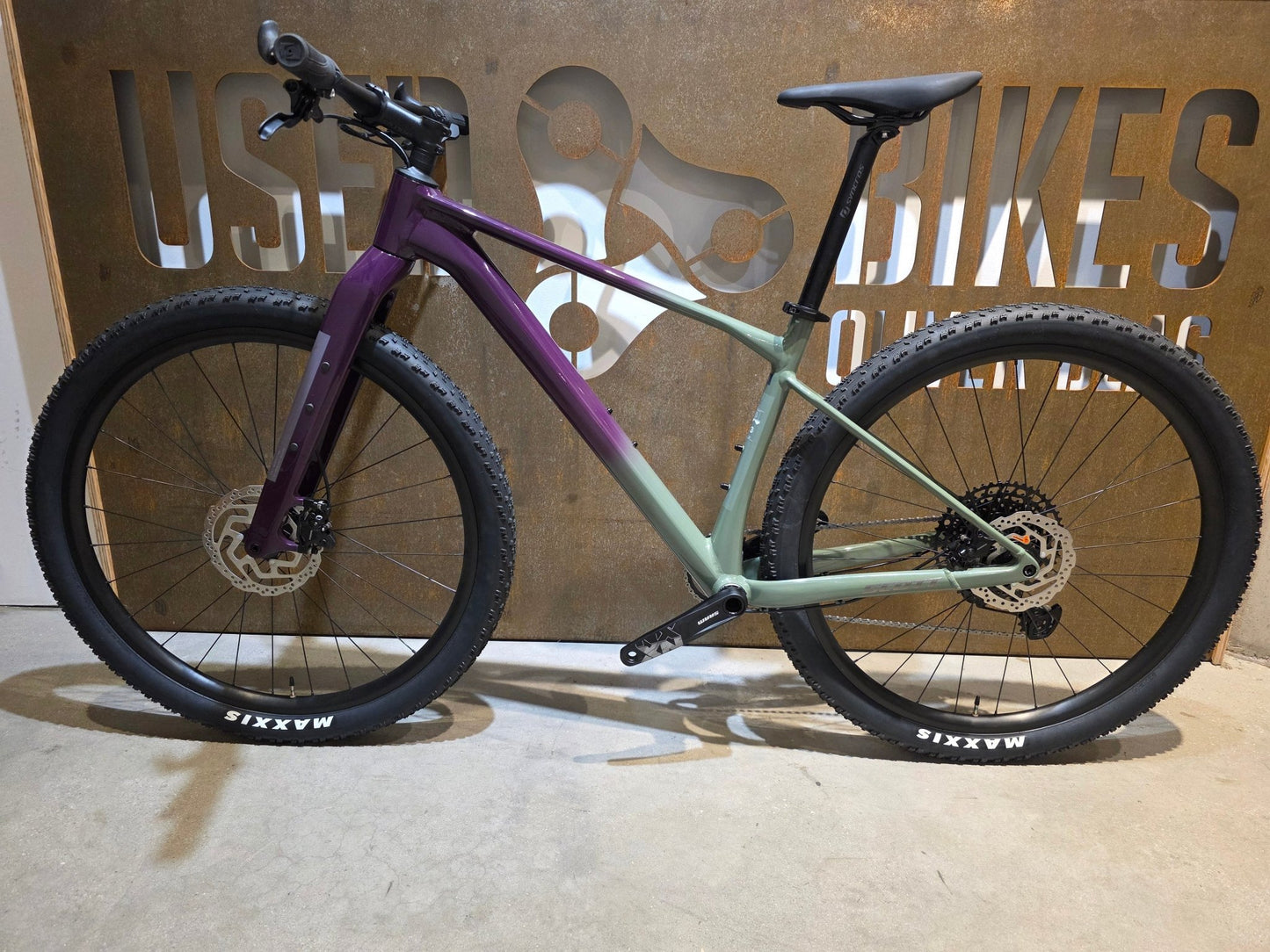 Mountainbike von Scott, SCOTT SCALE GRAVEL 20 / OLIVINE GREEN / BLACKBERRY PURPL / M vor USEDBIKES - OB.DE Hintergrund
