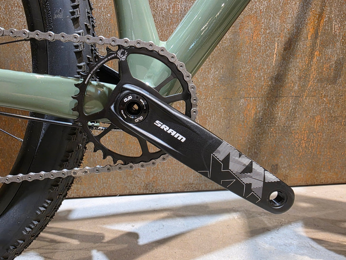 Mountainbike von Scott, SCOTT SCALE GRAVEL 20 / OLIVINE GREEN / BLACKBERRY PURPL / M vor USEDBIKES - OB.DE Hintergrund