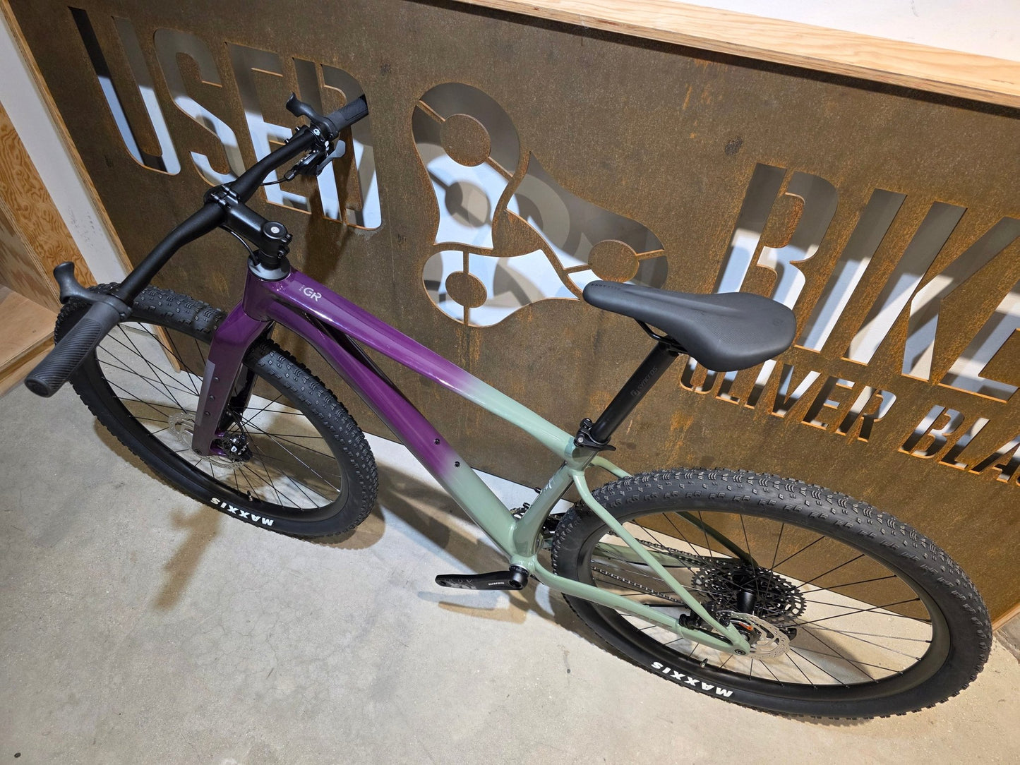 Mountainbike von Scott, SCOTT SCALE GRAVEL 20 / OLIVINE GREEN / BLACKBERRY PURPL / M vor USEDBIKES - OB.DE Hintergrund