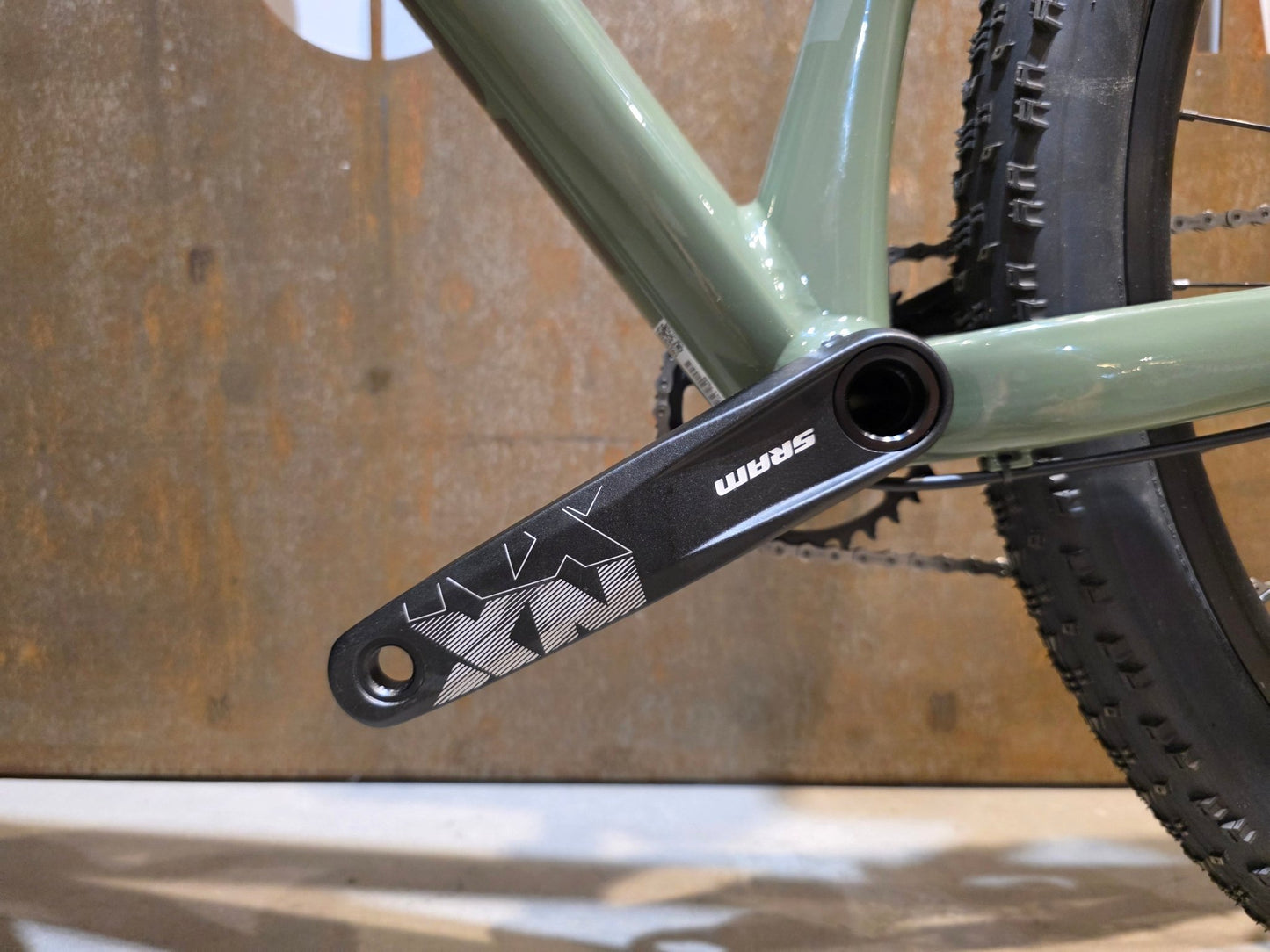 Mountainbike von Scott, SCOTT SCALE GRAVEL 20 / OLIVINE GREEN / BLACKBERRY PURPL / M vor USEDBIKES - OB.DE Hintergrund