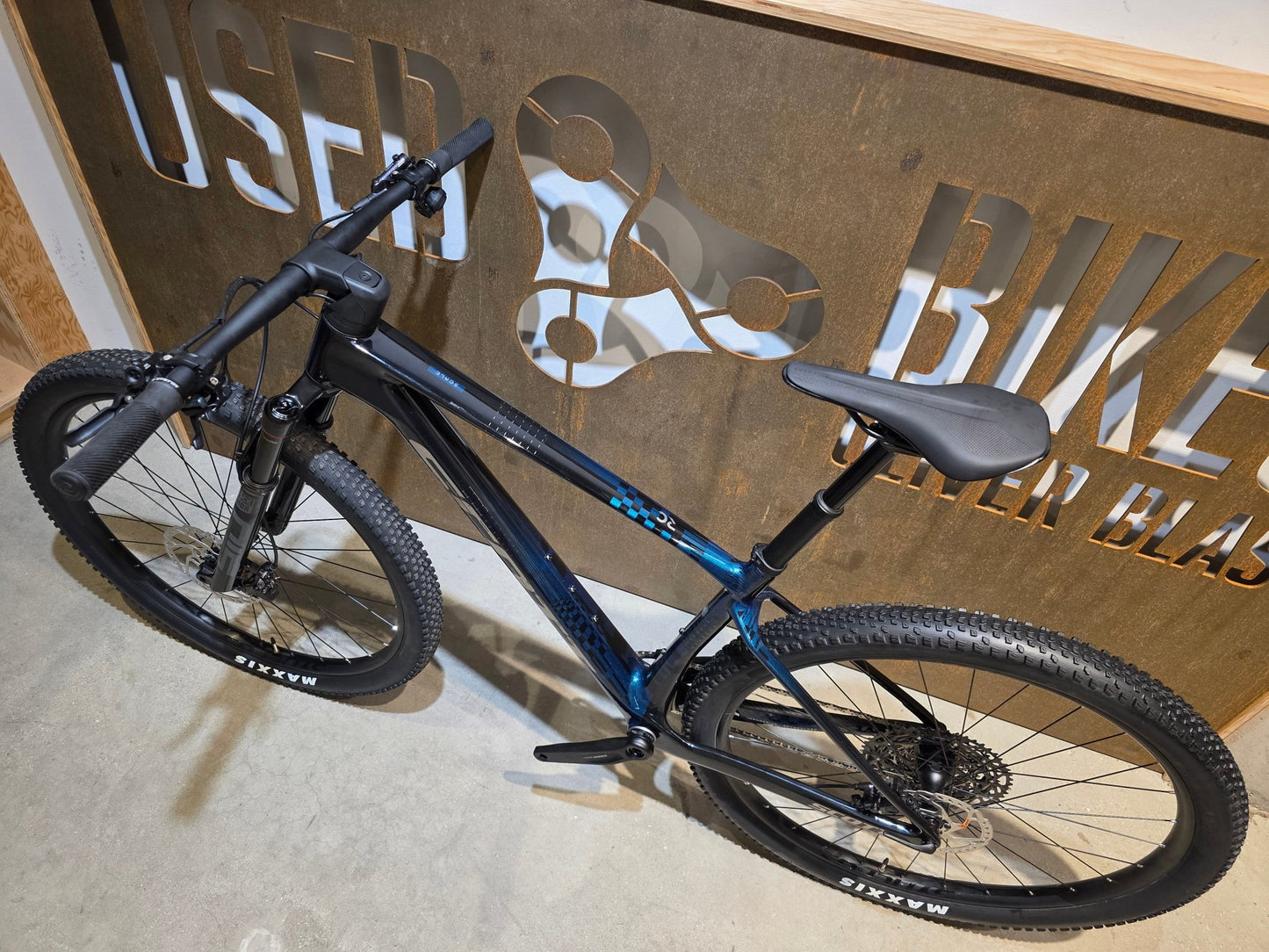 Mountainbike von Scott, SCOTT SCALE RC TEAM / MARTIN GREEN / M vor USEDBIKES - OB.DE Hintergrund