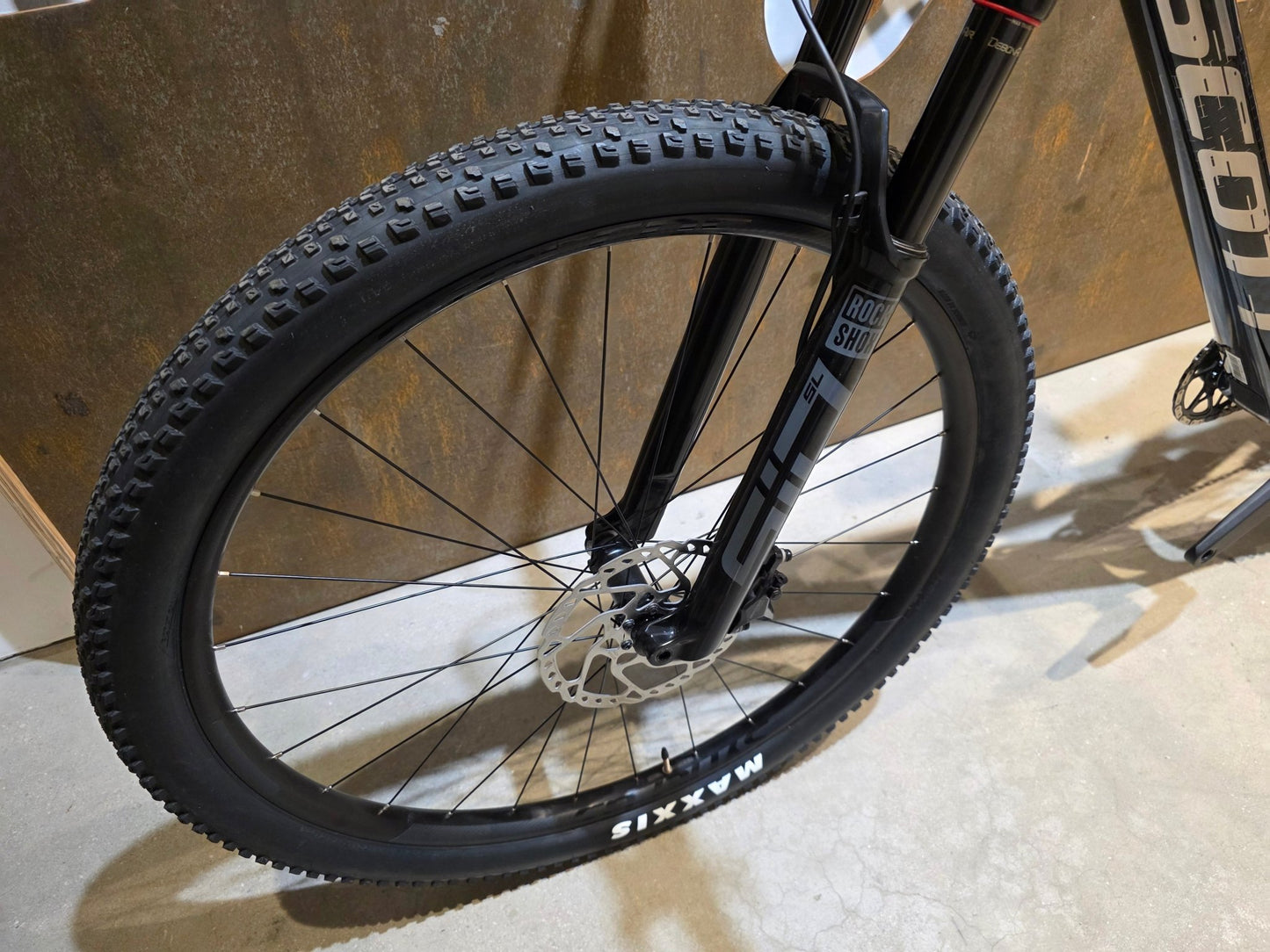 Mountainbike von Scott, SCOTT SCALE RC TEAM / MARTIN GREEN / M vor USEDBIKES - OB.DE Hintergrund