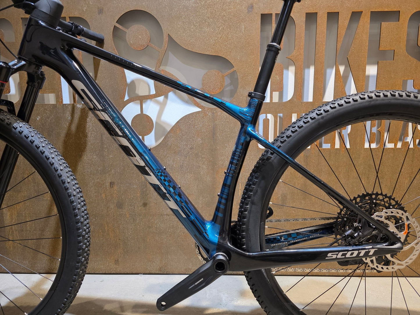 Mountainbike von Scott, SCOTT SCALE RC TEAM / MARTIN GREEN / M vor USEDBIKES - OB.DE Hintergrund