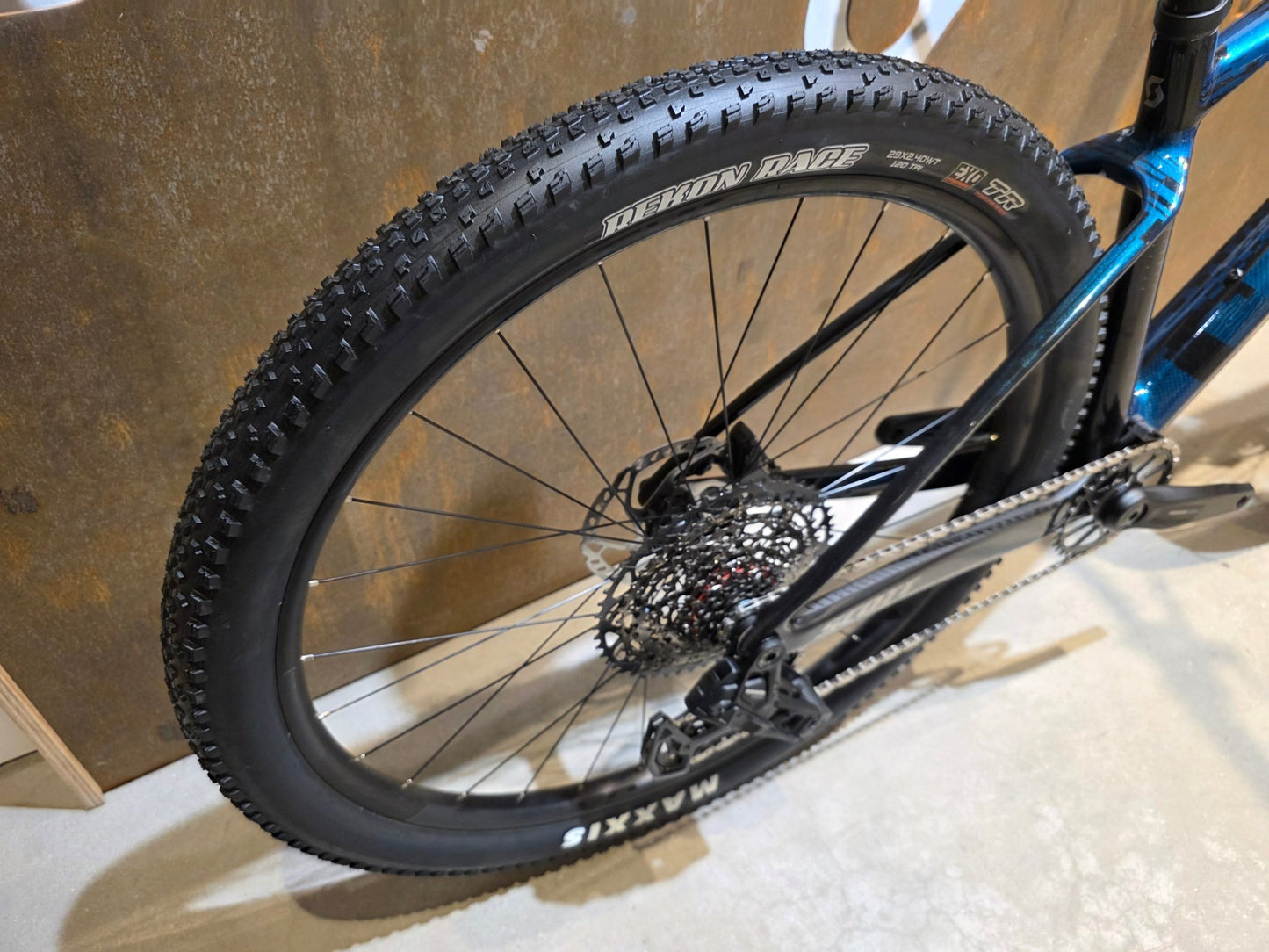 Mountainbike von Scott, SCOTT SCALE RC TEAM / MARTIN GREEN / M vor USEDBIKES - OB.DE Hintergrund
