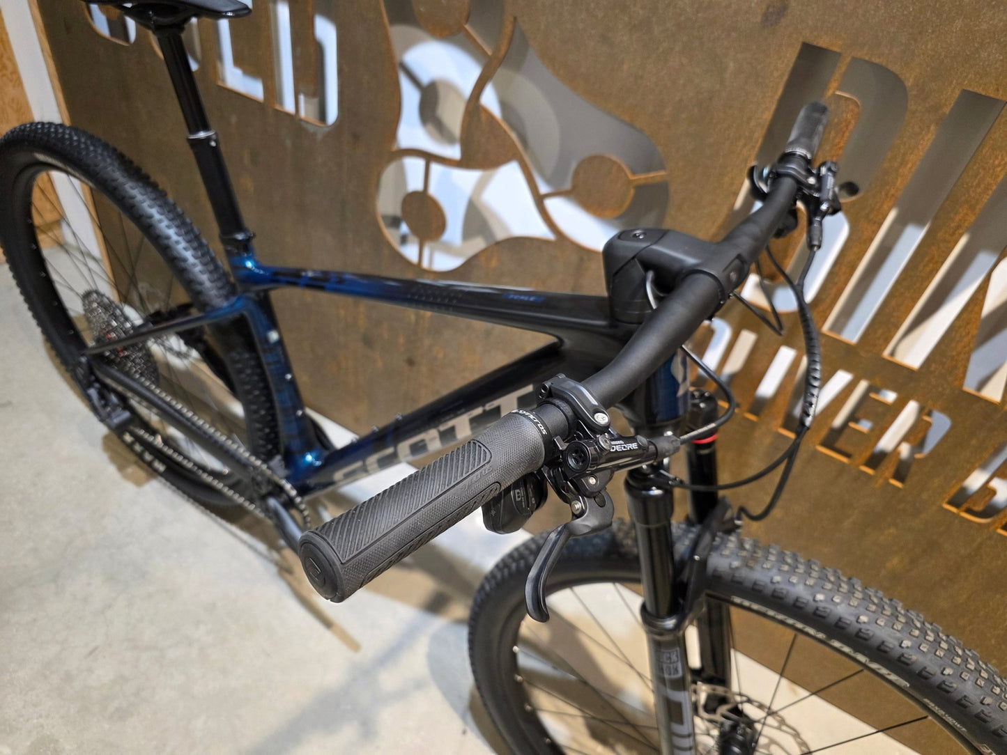 Mountainbike von Scott, SCOTT SCALE RC TEAM / MARTIN GREEN / M vor USEDBIKES - OB.DE Hintergrund