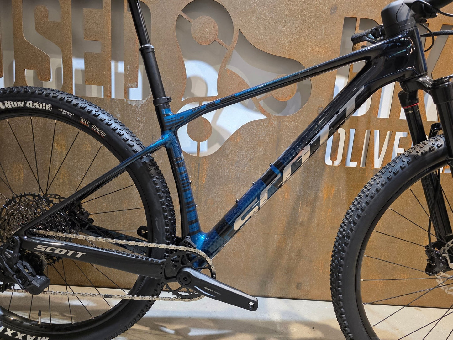 Mountainbike von Scott, SCOTT SCALE RC TEAM / MARTIN GREEN / M vor USEDBIKES - OB.DE Hintergrund