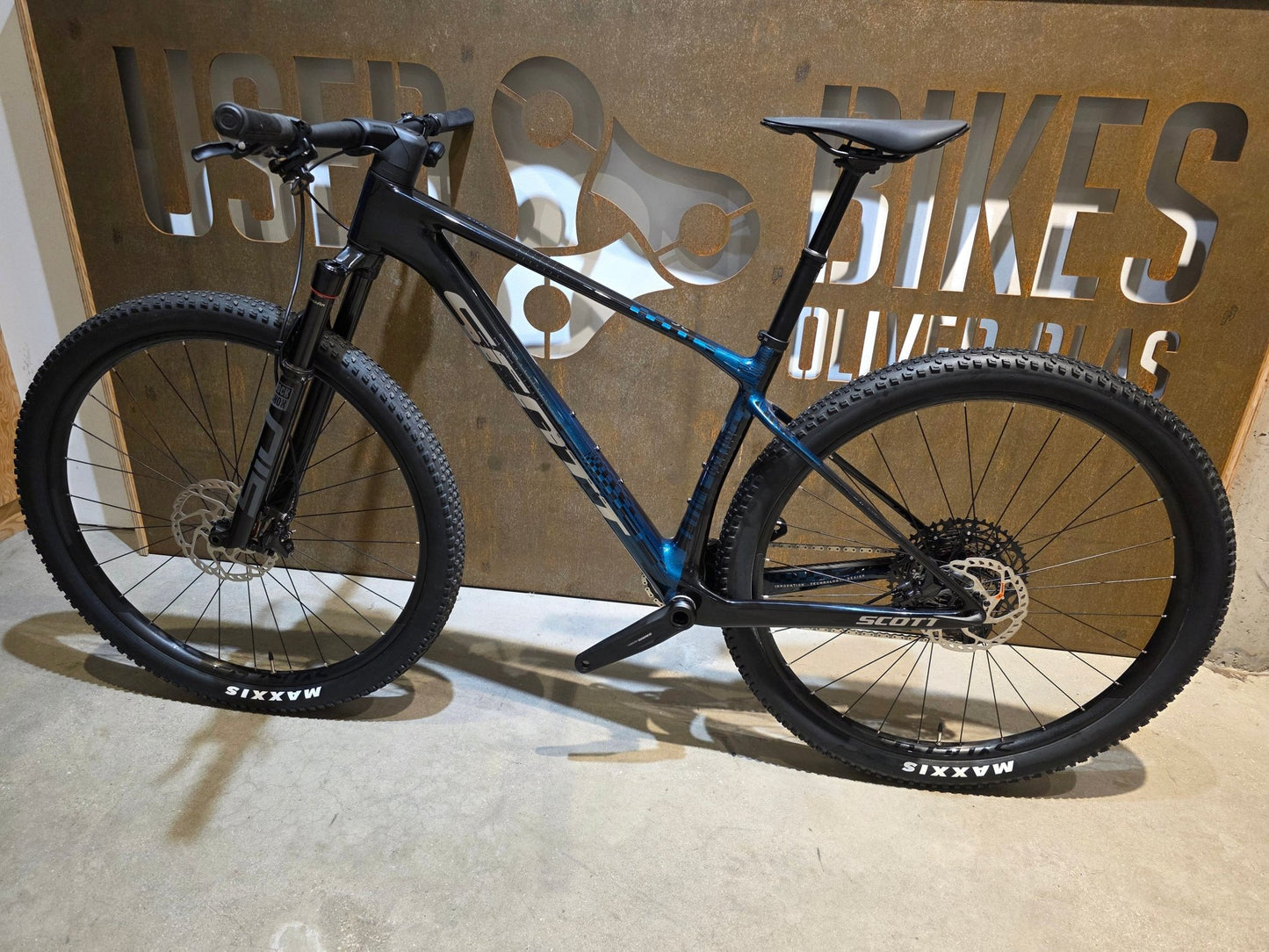 Mountainbike von Scott, SCOTT SCALE RC TEAM / MARTIN GREEN / M vor USEDBIKES - OB.DE Hintergrund