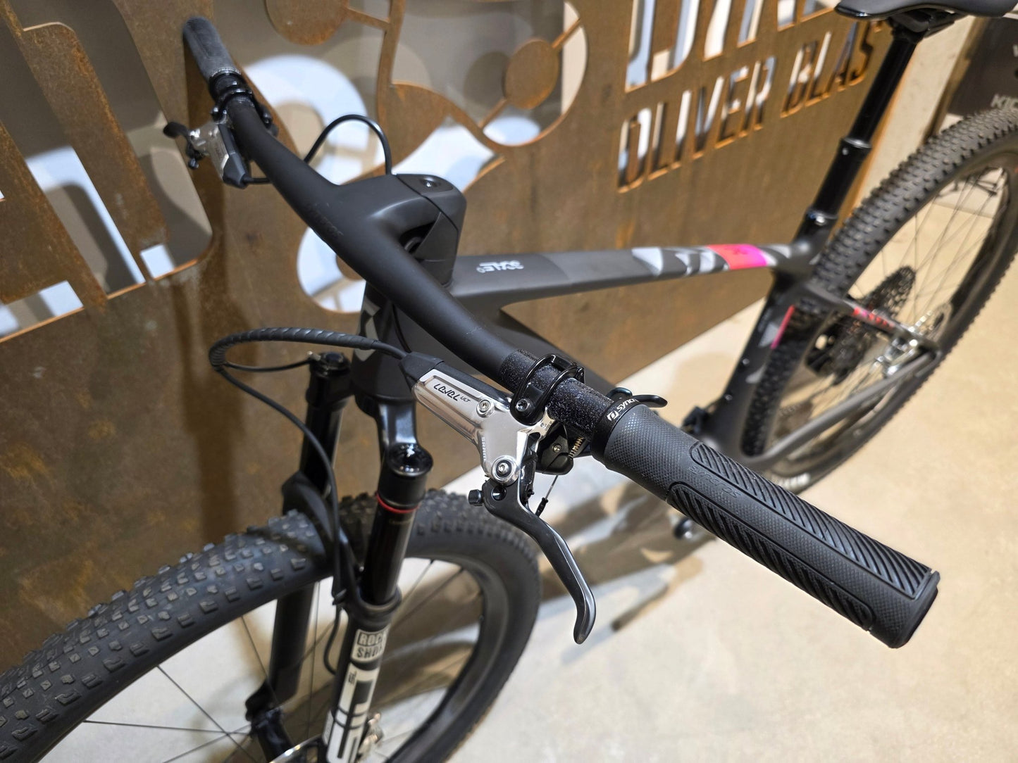 Mountainbike von Scott, SCOTT SCALE RC WORLD CUP / CARBON BLACK / M vor USEDBIKES - OB.DE Hintergrund