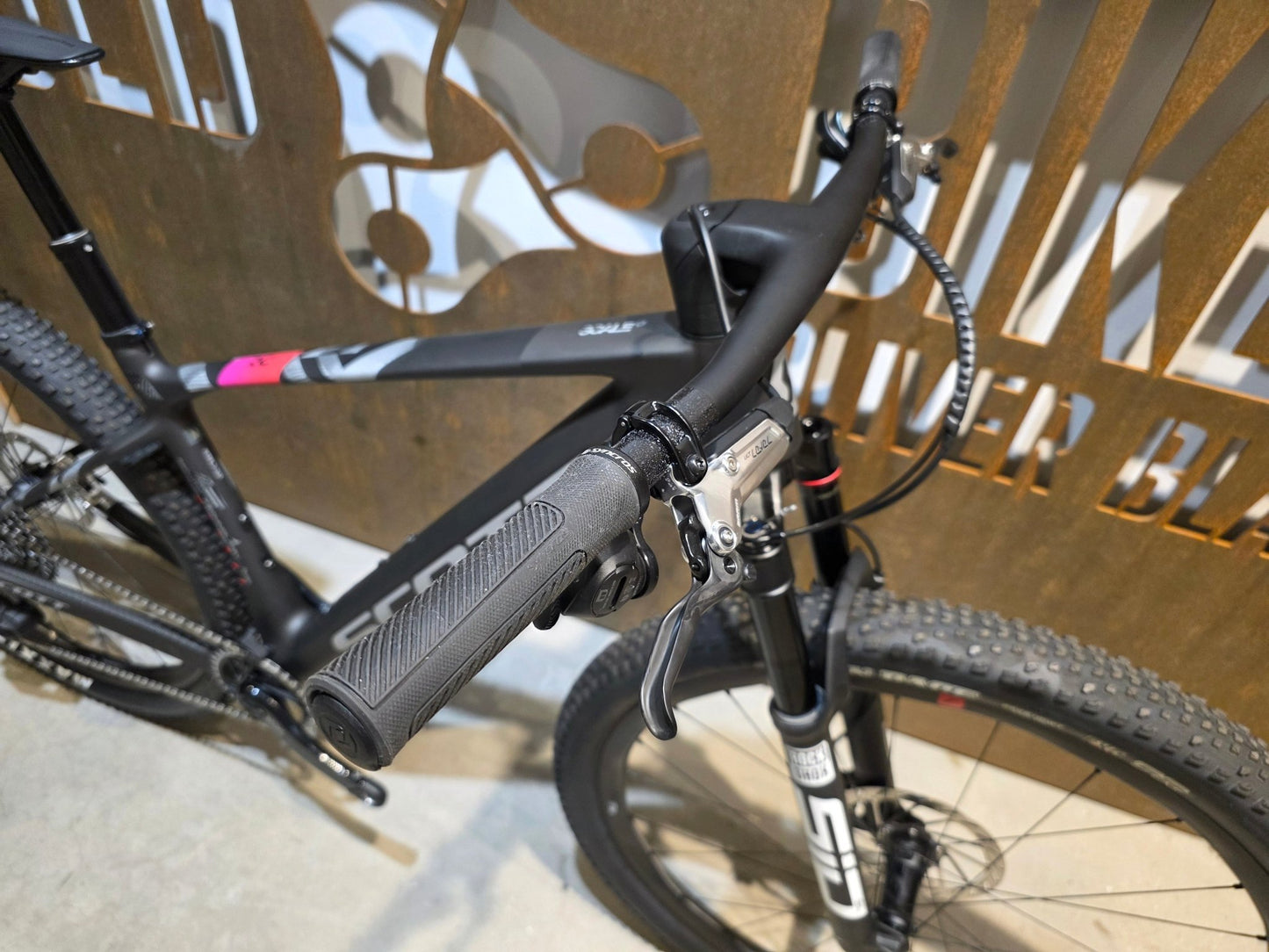 Mountainbike von Scott, SCOTT SCALE RC WORLD CUP / CARBON BLACK / M vor USEDBIKES - OB.DE Hintergrund