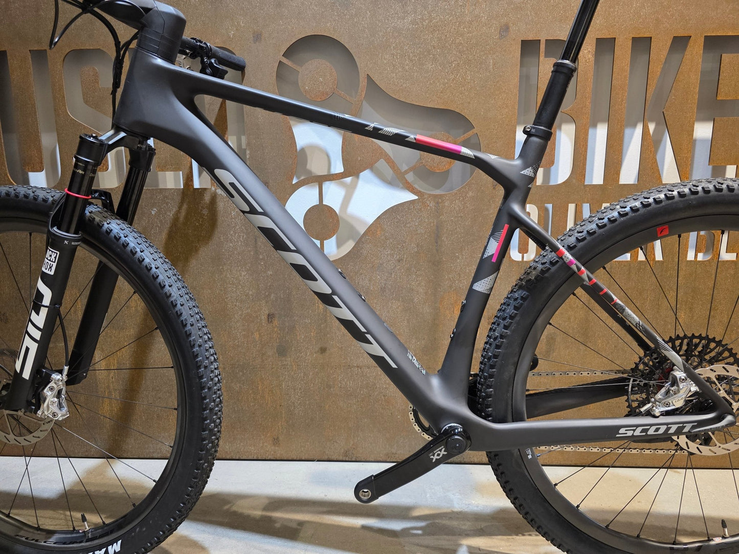 Mountainbike von Scott, SCOTT SCALE RC WORLD CUP / CARBON BLACK / XL vor USEDBIKES - OB.DE Hintergrund